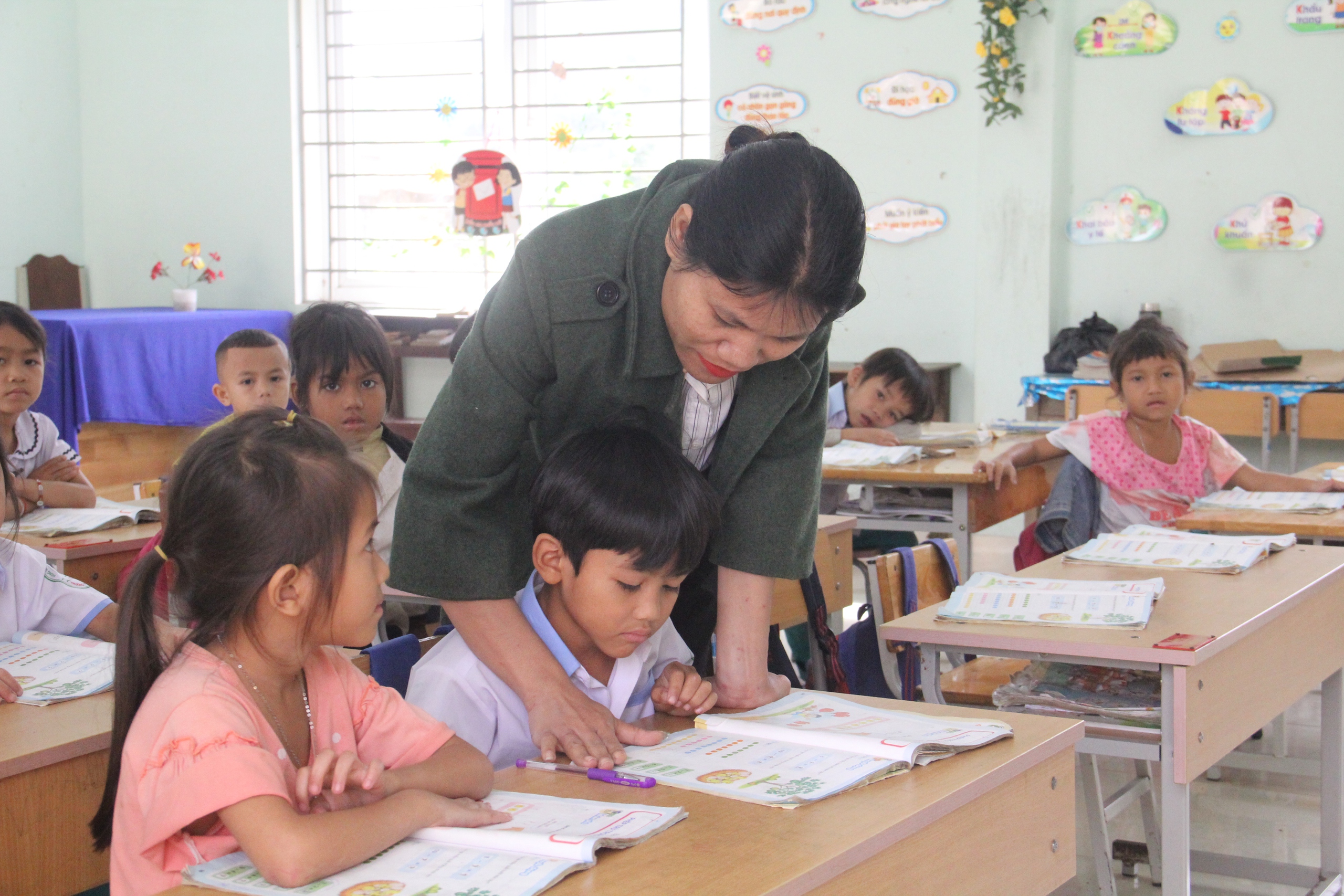 ខេត្ត Quang Nam ឧបត្ថម្ភថវិកា ១០០លានដុង/ម្នាក់ សម្រាប់គ្រូបង្រៀនដែលធ្វើការនៅតំបន់ភ្នំ - រូបថត ១. Quảng Nam sẽ hỗ trợ 100 triệu đồng/người cho giáo viên lên vùng cao công tác- Ảnh 1.