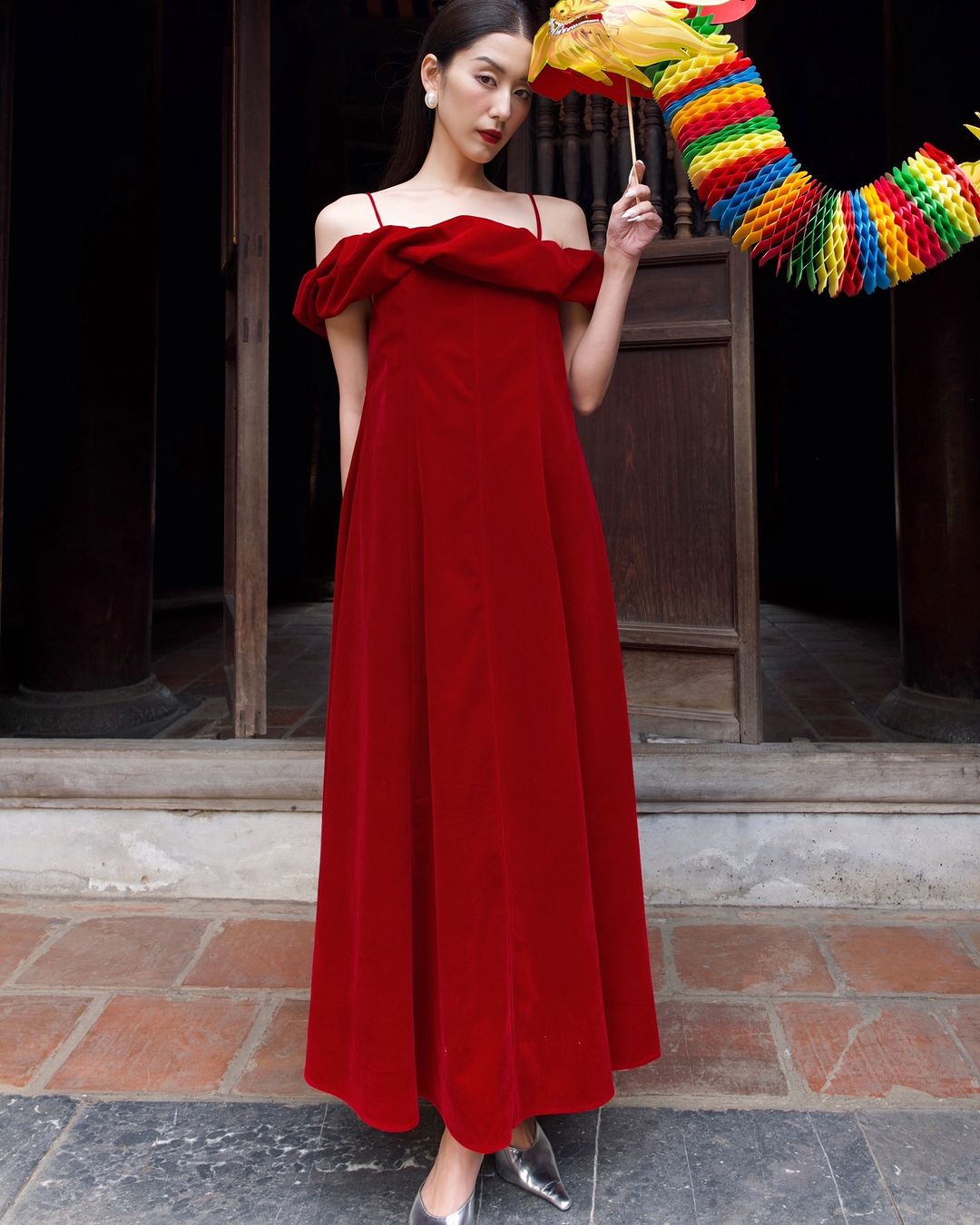 Rovné šaty jsou jednoduché, ale přesto krásné a působivé - Foto 1. Váy suông tuy đơn giản nhưng vẫn xinh đẹp, ấn tượng bậc nhất- Ảnh 1.