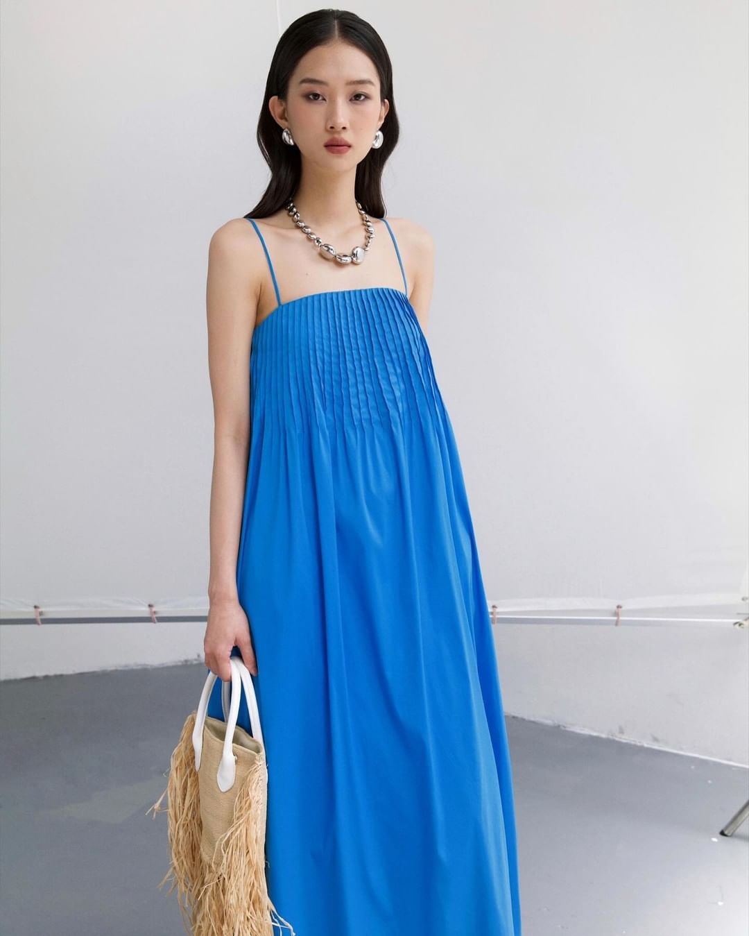 Rovné šaty jsou jednoduché, ale přesto krásné a působivé - Foto 4. Váy suông tuy đơn giản nhưng vẫn xinh đẹp, ấn tượng bậc nhất- Ảnh 4.