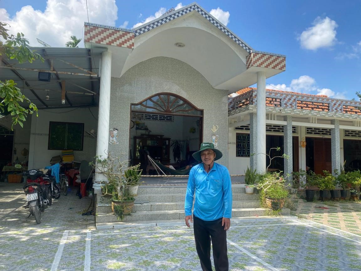 Chú Dũng trước cơ ngơi của gia đình Chú Dũng trước cơ ngơi của gia đình