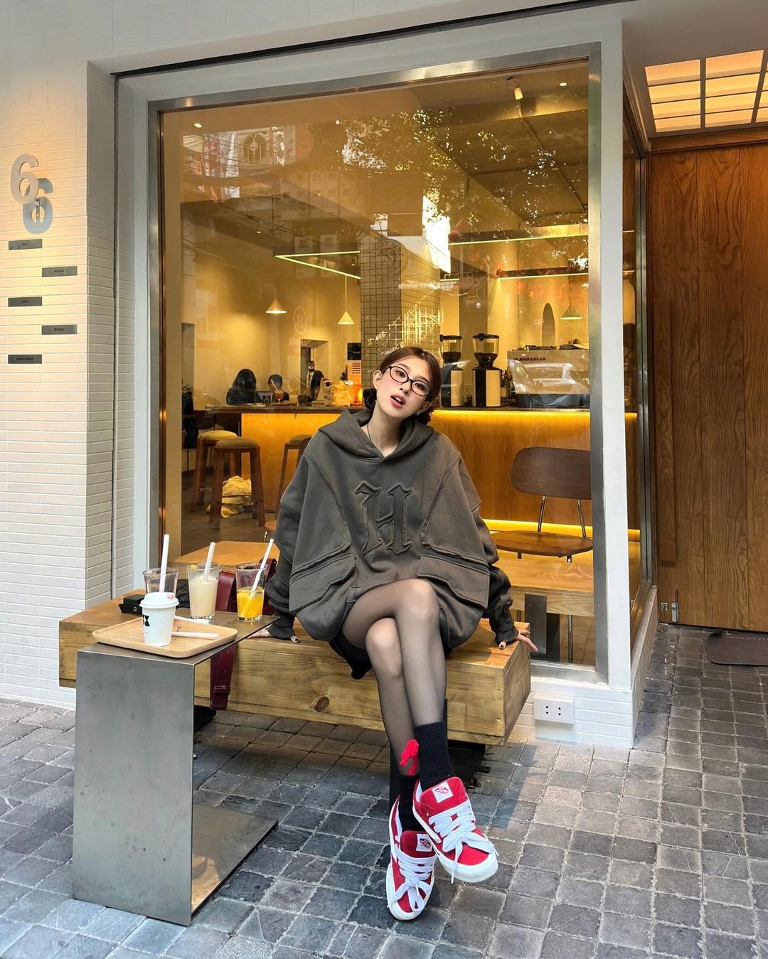 Rahasia agar tetap hangat di hari-hari musim dingin dengan hoodie - Foto 2. Bí quyết giữ ấm cho ngày đông giá lạnh với áo hoodie- Ảnh 2.