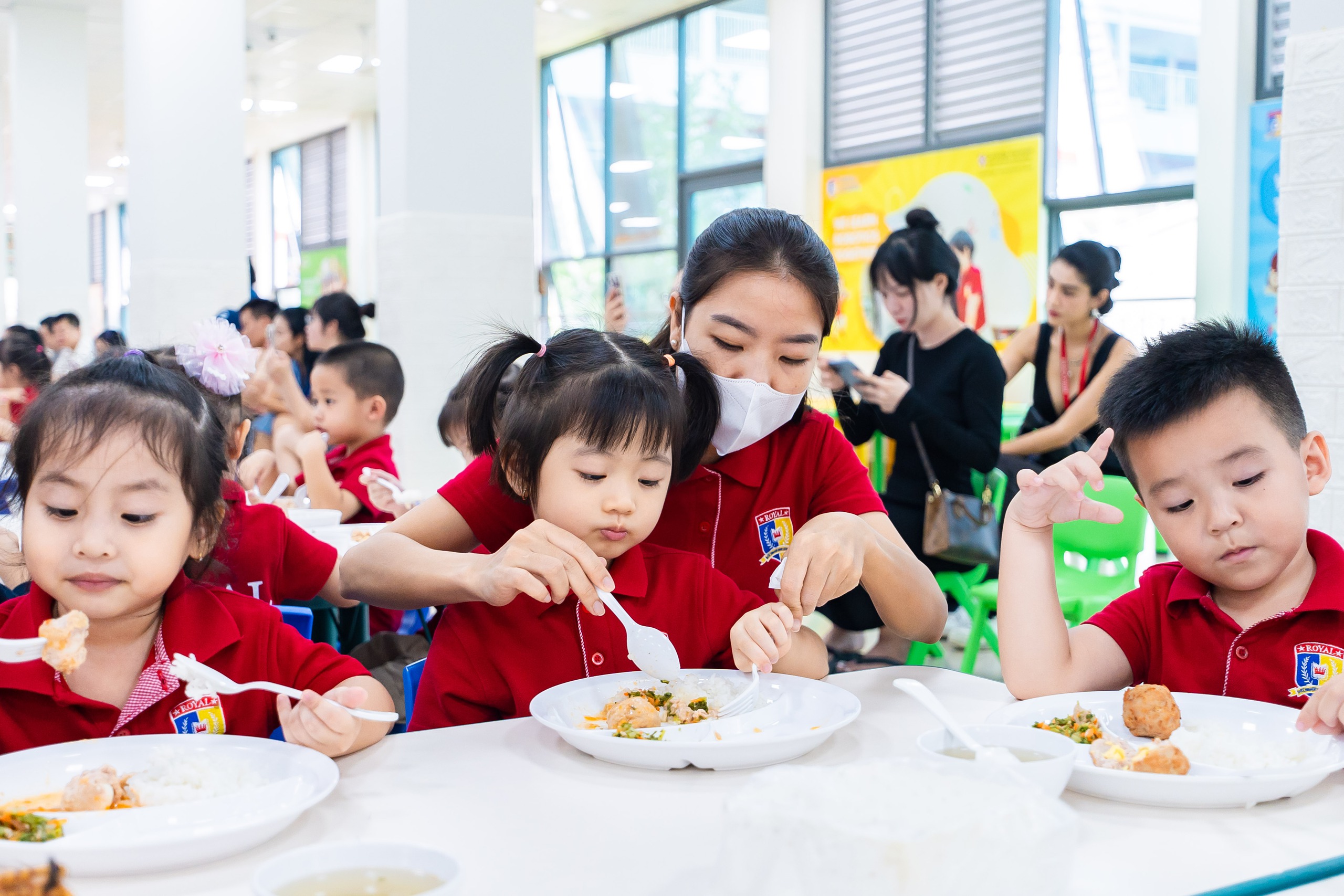 Bữa ăn vui vẻ tại Royal School: Khoảnh khắc ba mẹ hạnh phúc thấy con tự trải khăn, dọn chén đũa- Ảnh 1.