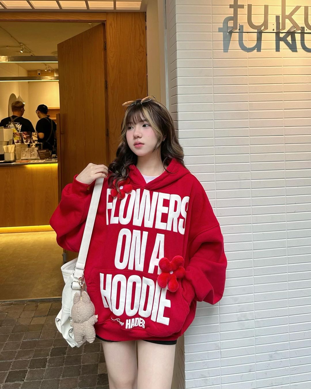Rahasia agar tetap hangat di hari-hari musim dingin dengan hoodie - Foto 3. Bí quyết giữ ấm cho ngày đông giá lạnh với áo hoodie- Ảnh 3.