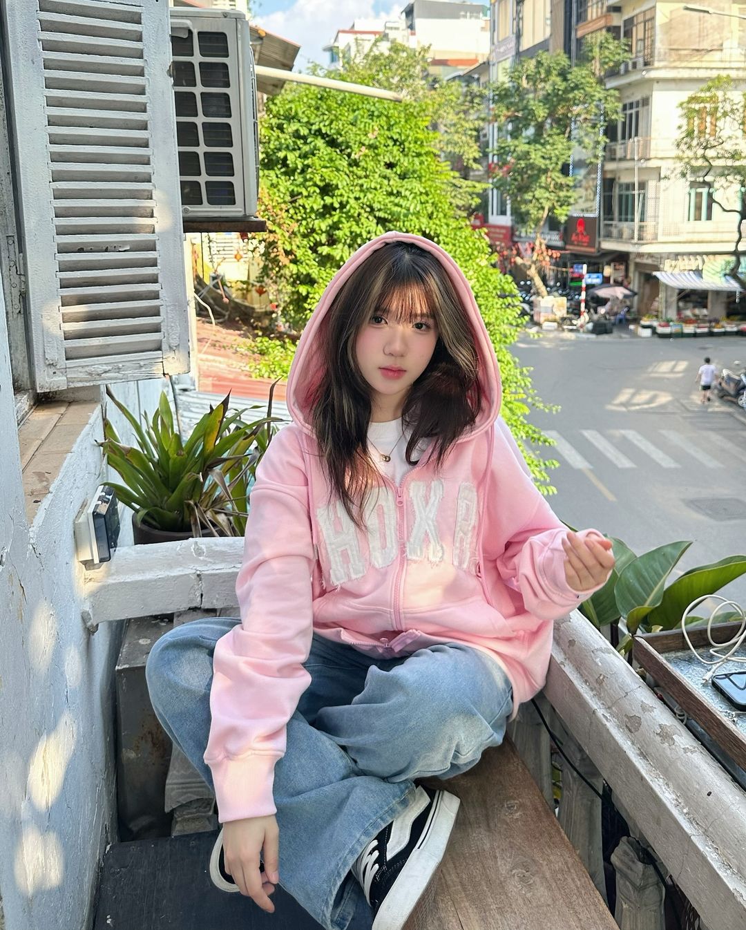 Rahasia agar tetap hangat di hari-hari musim dingin dengan hoodie - Foto 4. Bí quyết giữ ấm cho ngày đông giá lạnh với áo hoodie- Ảnh 4.
