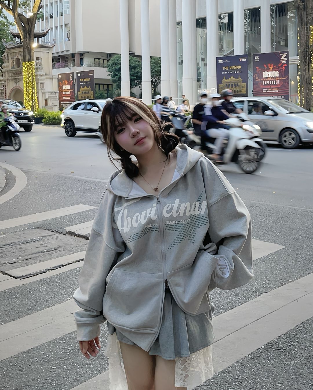 Rahasia agar tetap hangat di hari-hari musim dingin dengan hoodie - Foto 6. Bí quyết giữ ấm cho ngày đông giá lạnh với áo hoodie- Ảnh 6.