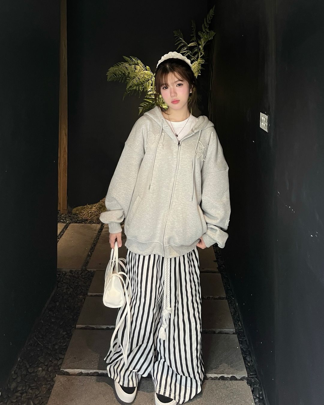 Rahasia agar tetap hangat di hari-hari musim dingin dengan hoodie - Foto 8. Bí quyết giữ ấm cho ngày đông giá lạnh với áo hoodie- Ảnh 8.
