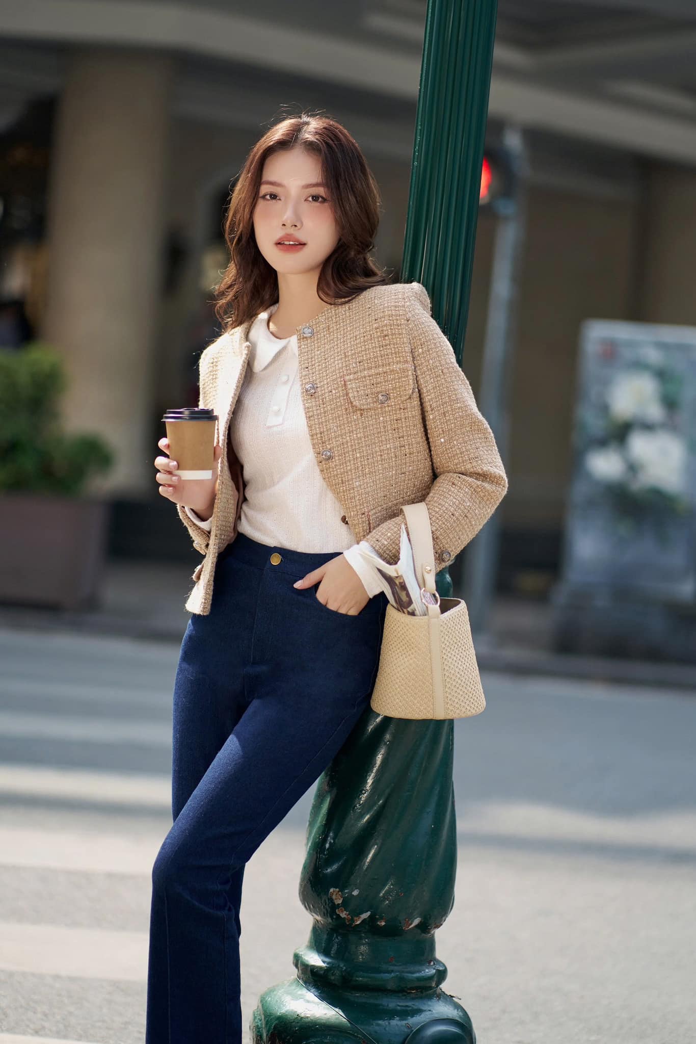 Jaquetas de tweed e combinações estilosas ajudam-na a parecer mais jovem - Foto 2. Áo tweed và các bản phối sành điệu giúp nàng trẻ trung hết cỡ- Ảnh 2.