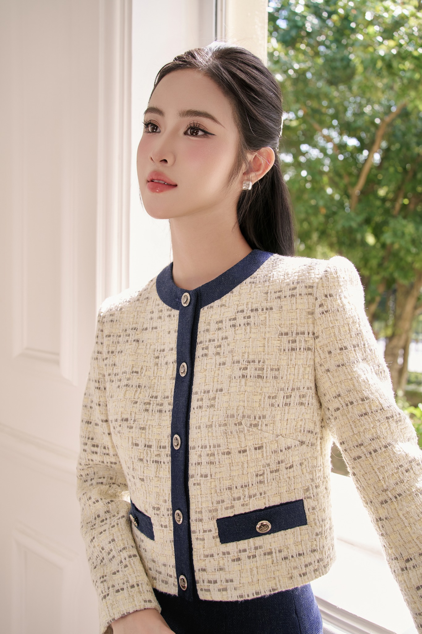 Jaquetas de tweed e combinações estilosas ajudam-na a parecer mais jovem - Foto 3. Áo tweed và các bản phối sành điệu giúp nàng trẻ trung hết cỡ- Ảnh 3.