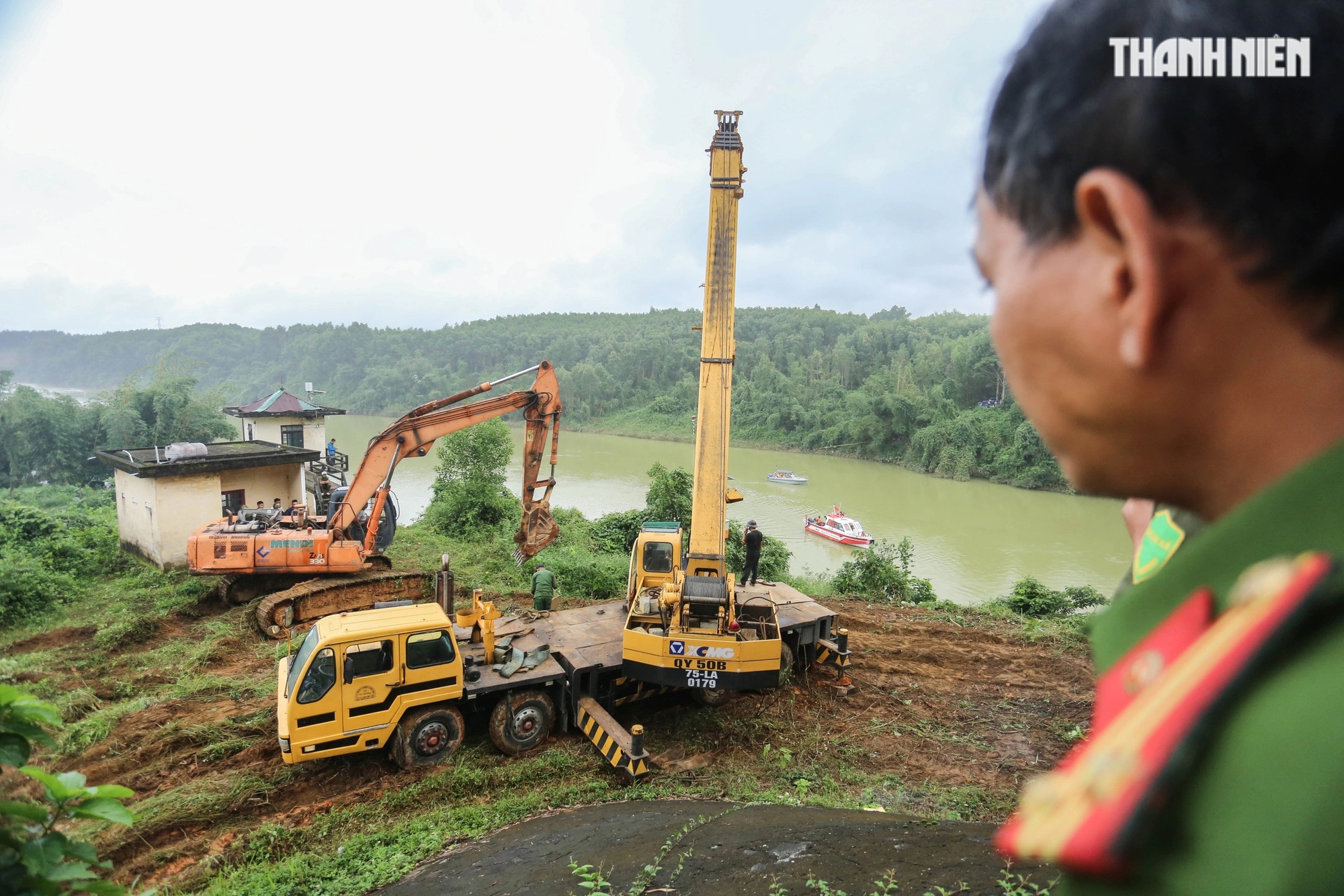 Vụ xe rác rơi từ cầu treo: Điều động nhiều phương tiện cỡ đại đến hiện trường- Ảnh 3.