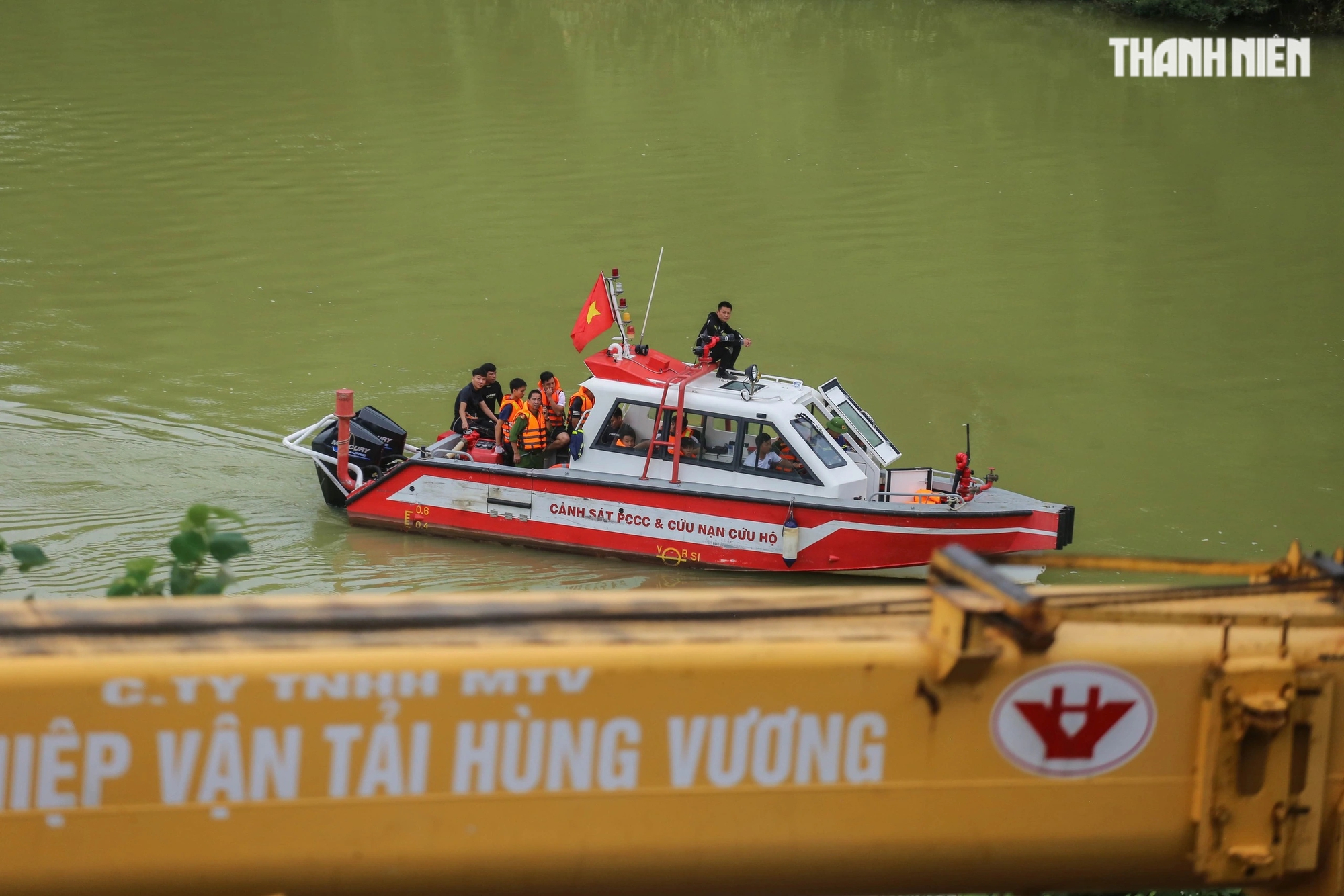 Vụ xe rác rơi từ cầu treo: Điều động nhiều phương tiện cỡ đại đến hiện trường- Ảnh 4.