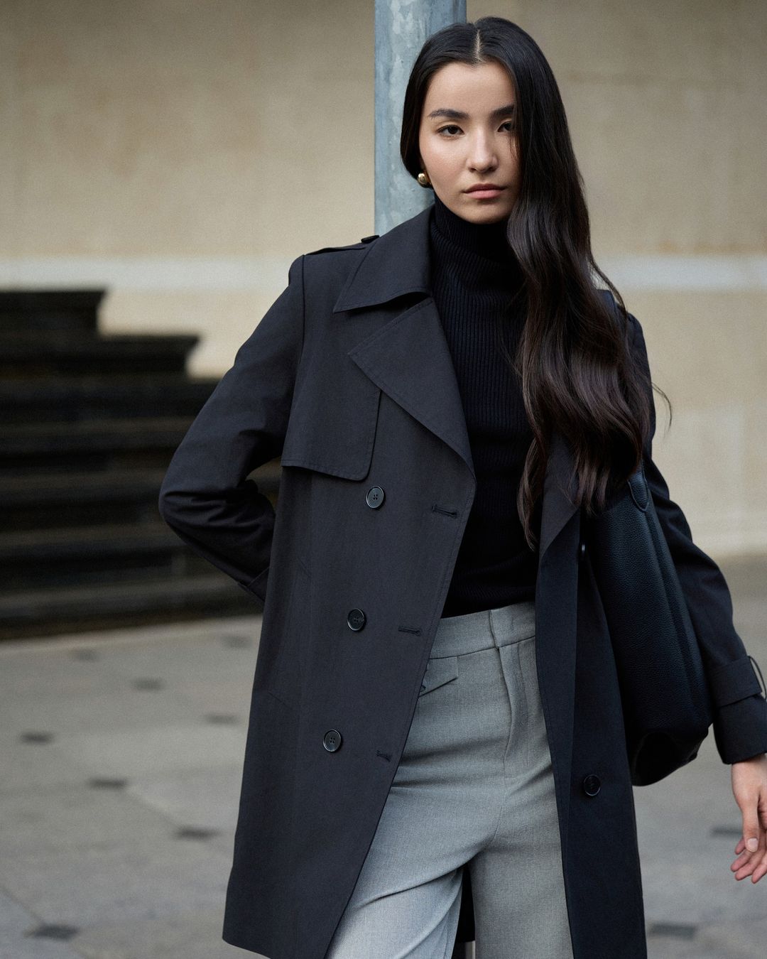 Neutrální barevné trenčkoty vedou tento zimní módní trend - Foto 1. Trench coat màu trung tính dẫn đầu xu hướng thời trang đông này- Ảnh 1.