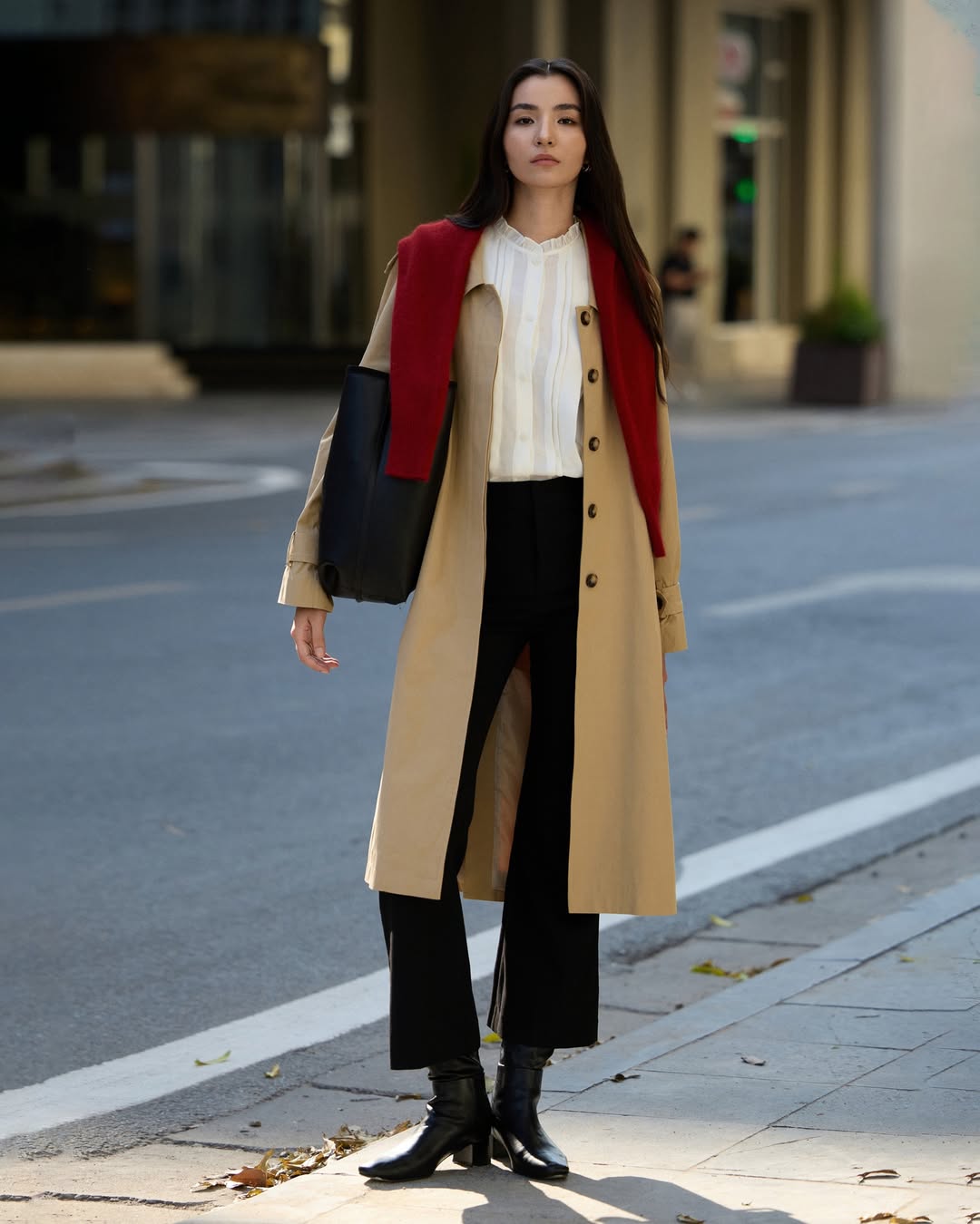 Neutrální barevné trenčkoty vedou tento zimní módní trend - Foto 5. Trench coat màu trung tính dẫn đầu xu hướng thời trang đông này- Ảnh 5.