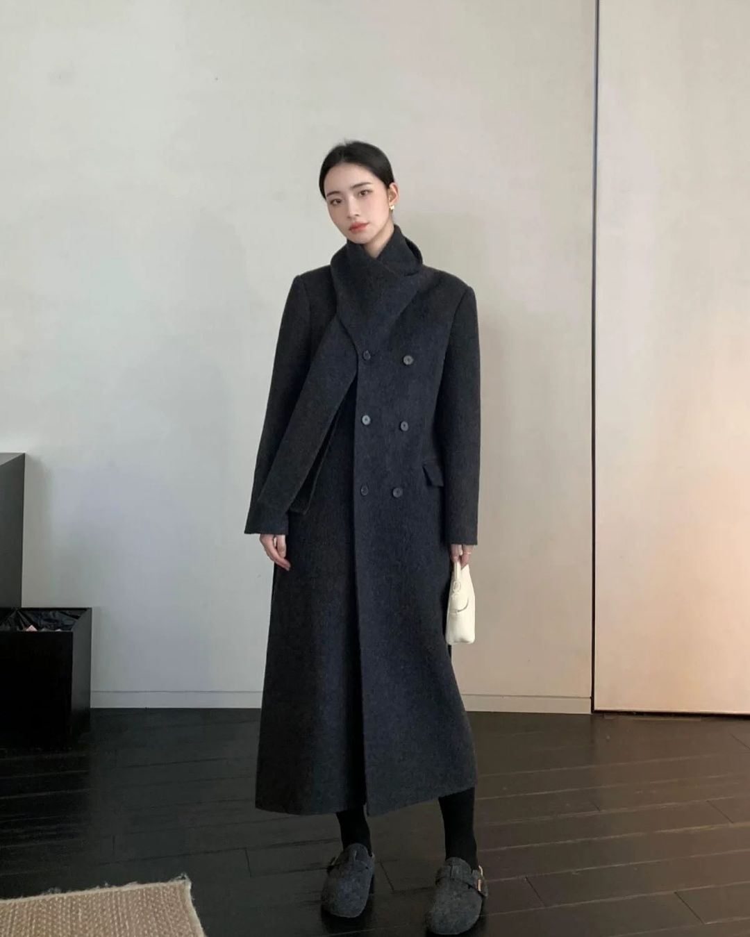 Neutrální barevné trenčkoty vedou tento zimní módní trend - Foto 6. Trench coat màu trung tính dẫn đầu xu hướng thời trang đông này- Ảnh 6.