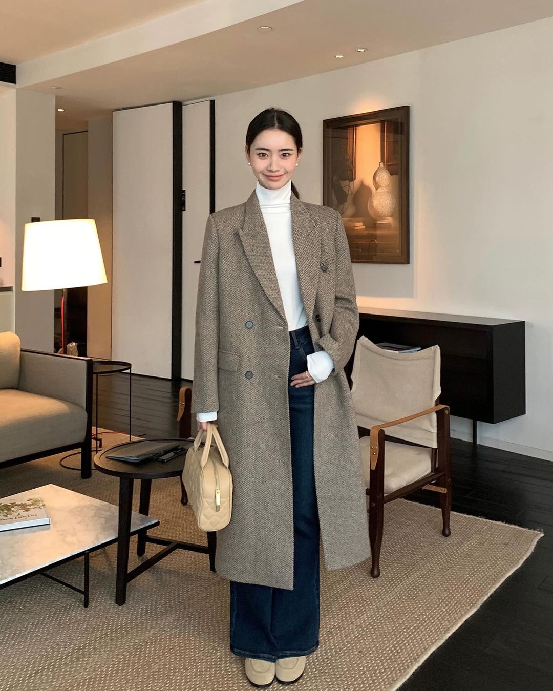 Neutrální barevné trenčkoty vedou tento zimní módní trend - Foto 3. Trench coat màu trung tính dẫn đầu xu hướng thời trang đông này- Ảnh 3.