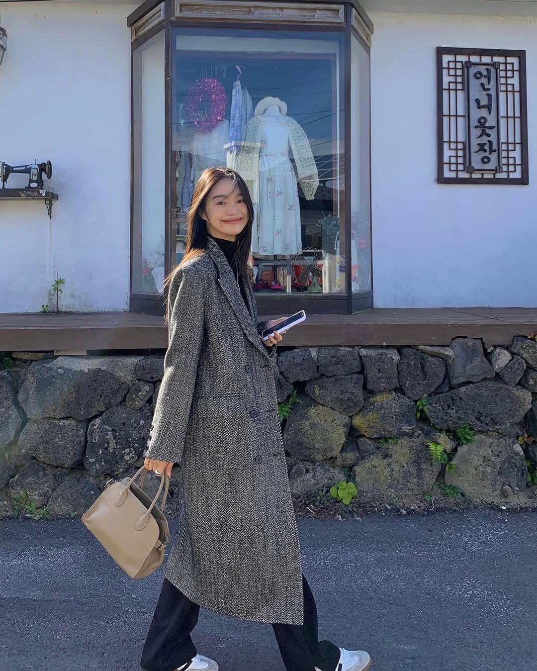 Neutrální barevné trenčkoty vedou tento zimní módní trend - Foto 2. Trench coat màu trung tính dẫn đầu xu hướng thời trang đông này- Ảnh 2.