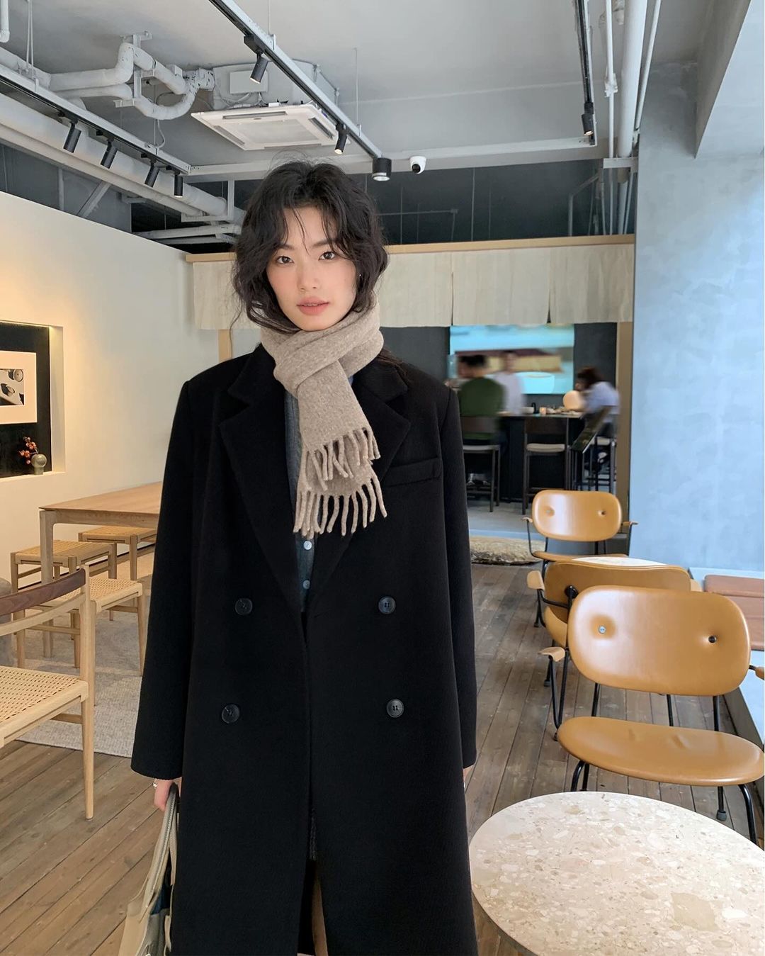 Neutrální barevné trenčkoty vedou tento zimní módní trend - Foto 8. Trench coat màu trung tính dẫn đầu xu hướng thời trang đông này- Ảnh 8.