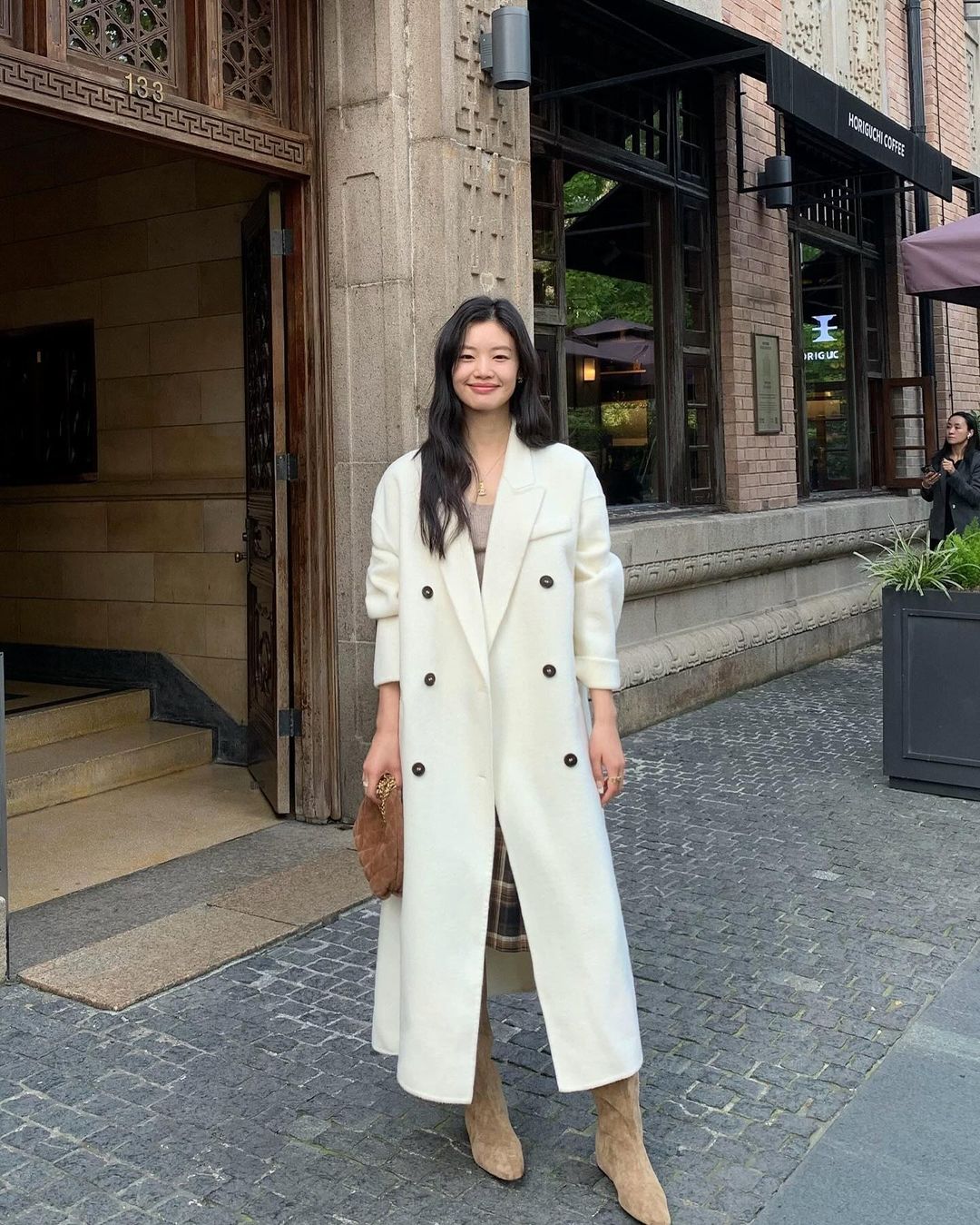 Neutrální barevné trenčkoty vedou tento zimní módní trend - Foto 9. Trench coat màu trung tính dẫn đầu xu hướng thời trang đông này- Ảnh 9.