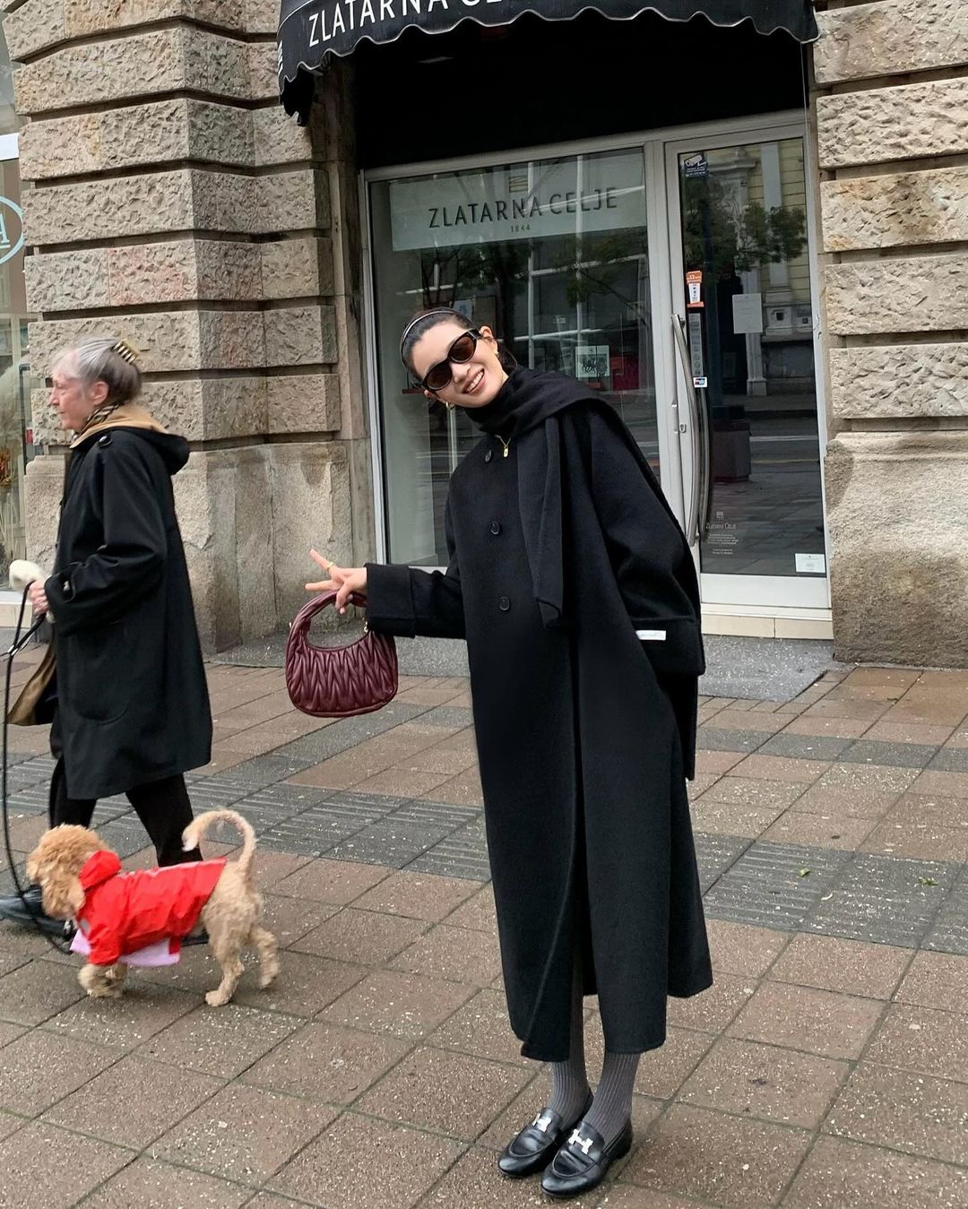 Neutrální barevné trenčkoty vedou tento zimní módní trend - Foto 7. Trench coat màu trung tính dẫn đầu xu hướng thời trang đông này- Ảnh 7.