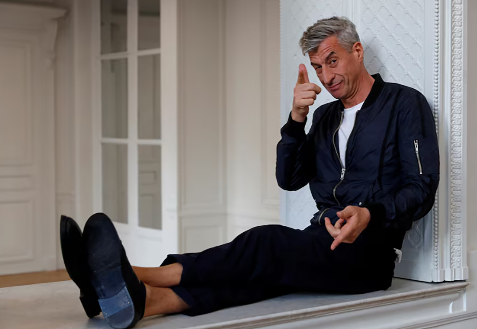 Маурицио Каттелан сказал, что его работа «банан на стене» является художественной провокацией - Фото 2. Maurizio Cattelan cho biết tác phẩm 'quả chuối dán tường' của mình là sự khiêu khích nghệ thuật- Ảnh 2.