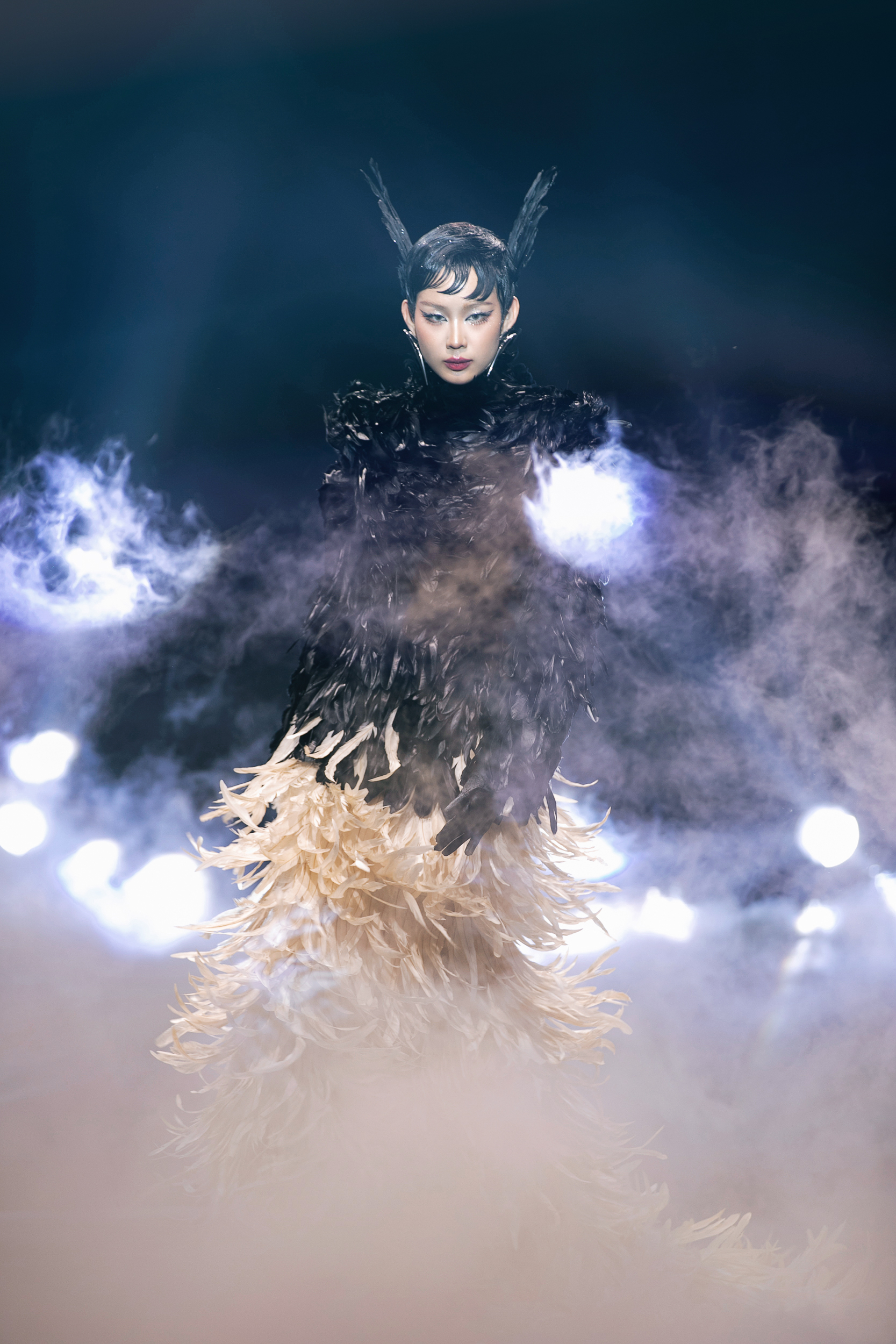 Thanh Hang och Bao Ngoc uppträdde imponerande i Ha Thanh Viet-showen - Foto 1. Thanh Hằng và Bảo Ngọc trình diễn ấn tượng trong show Hà Thanh Việt- Ảnh 1.