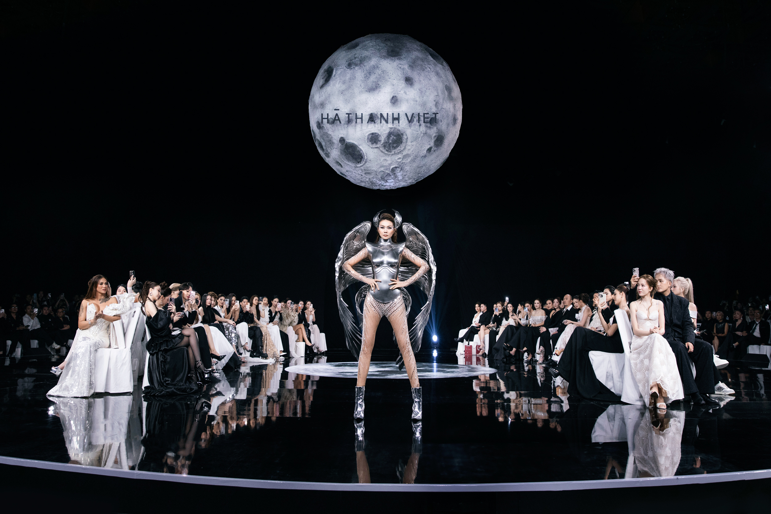 Thanh Hang och Bao Ngoc uppträdde imponerande i Ha Thanh Viet-showen - Foto 5. Thanh Hằng và Bảo Ngọc trình diễn ấn tượng trong show Hà Thanh Việt- Ảnh 5.