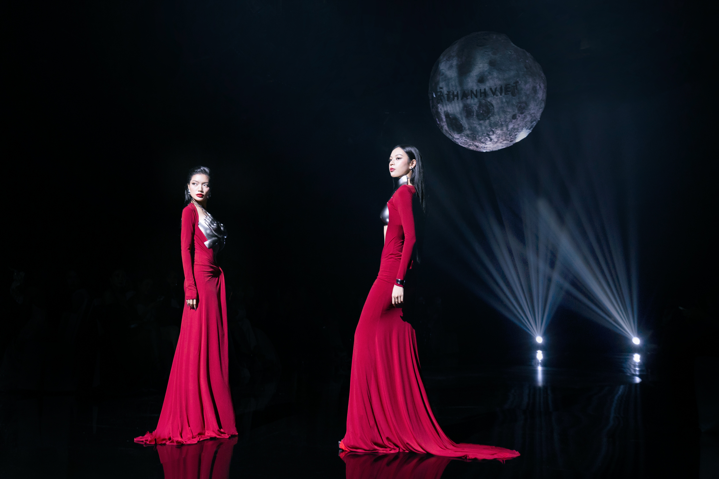 Thanh Hang och Bao Ngoc uppträdde imponerande i Ha Thanh Viet-showen - Foto 3. Thanh Hằng và Bảo Ngọc trình diễn ấn tượng trong show Hà Thanh Việt- Ảnh 3.