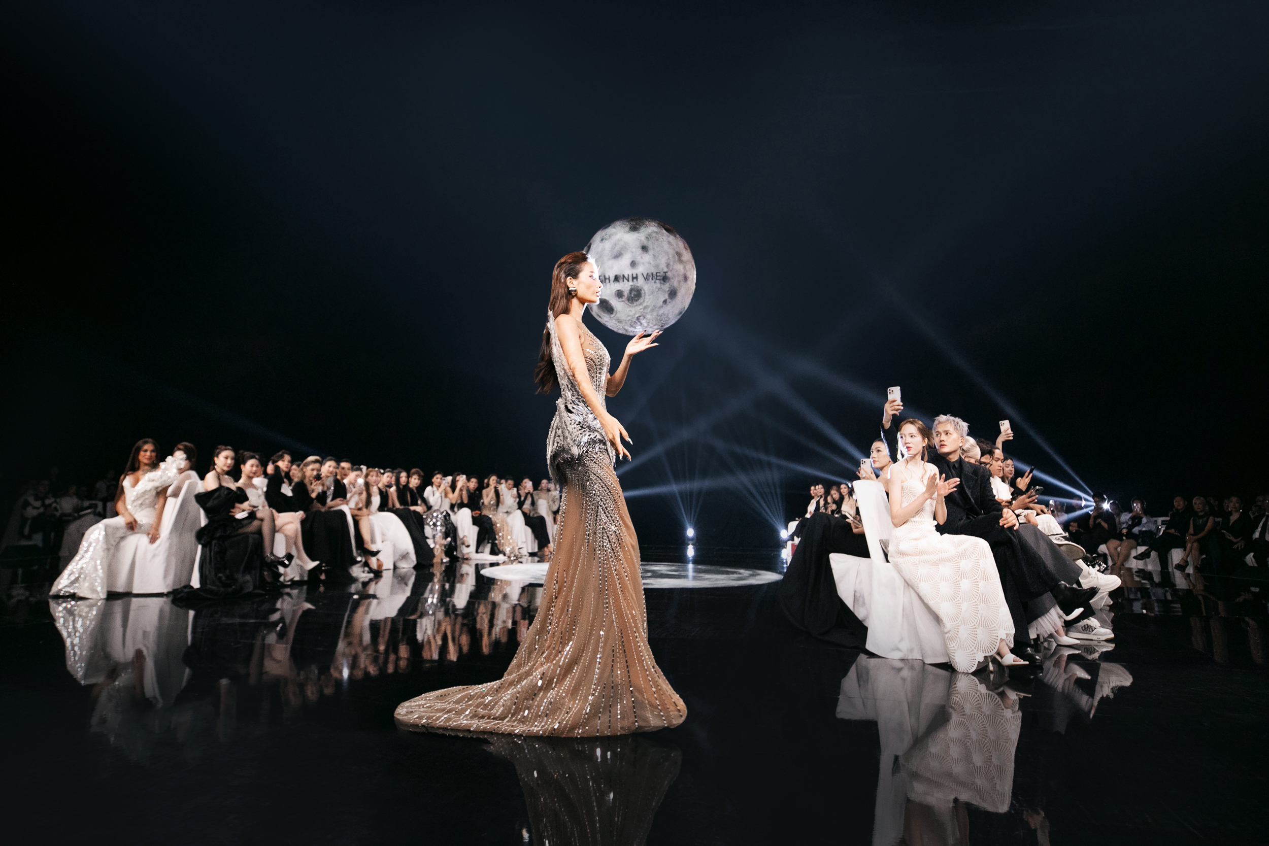 Thanh Hang och Bao Ngoc uppträdde imponerande i Ha Thanh Viet-showen - Foto 4. Thanh Hằng và Bảo Ngọc trình diễn ấn tượng trong show Hà Thanh Việt- Ảnh 4.