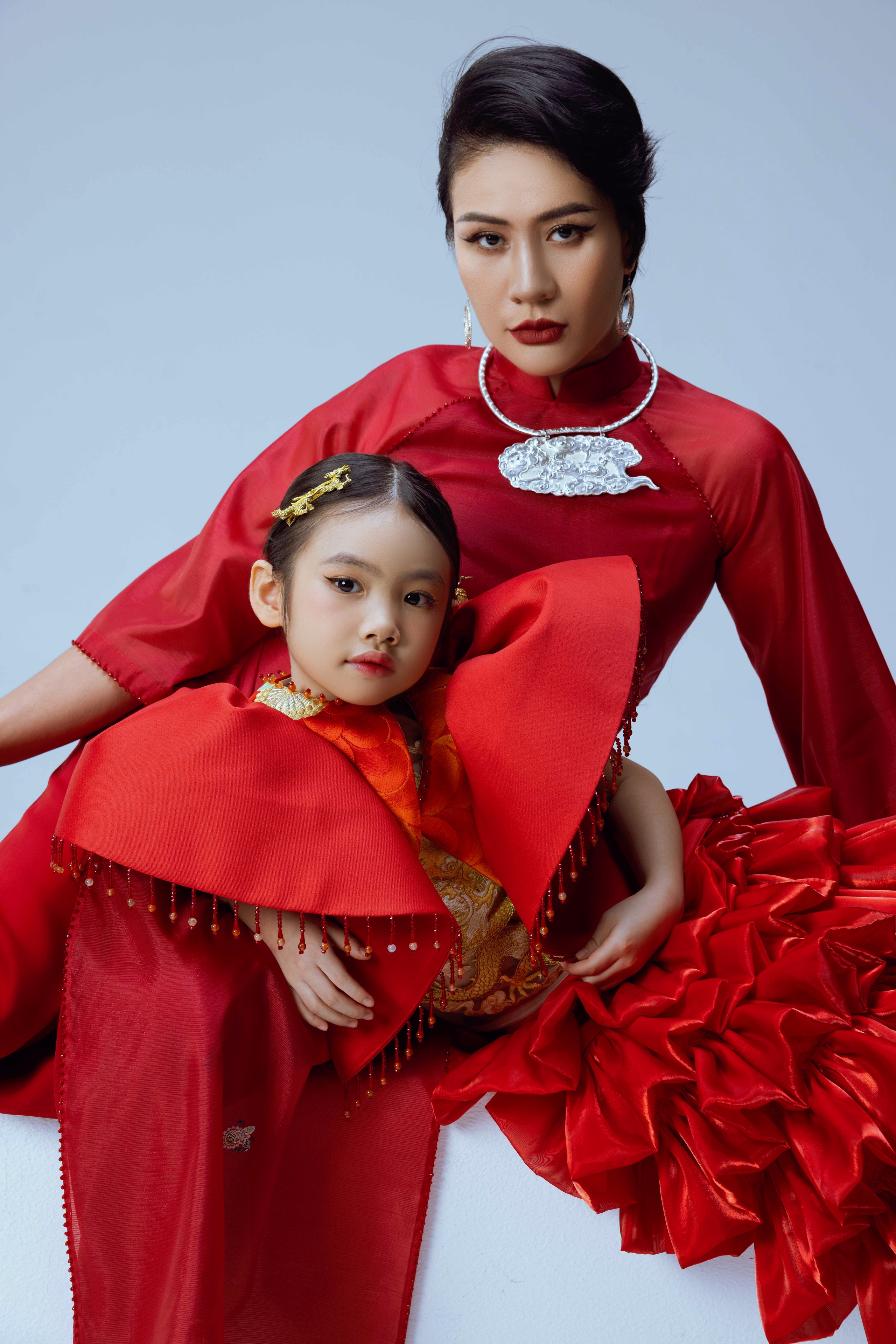 Bước chuyển độc đáo với gấm Nhật trên trang phục Việt- Ảnh 2. Bước chuyển độc đáo với gấm Nhật trên trang phục Việt- Ảnh 2.