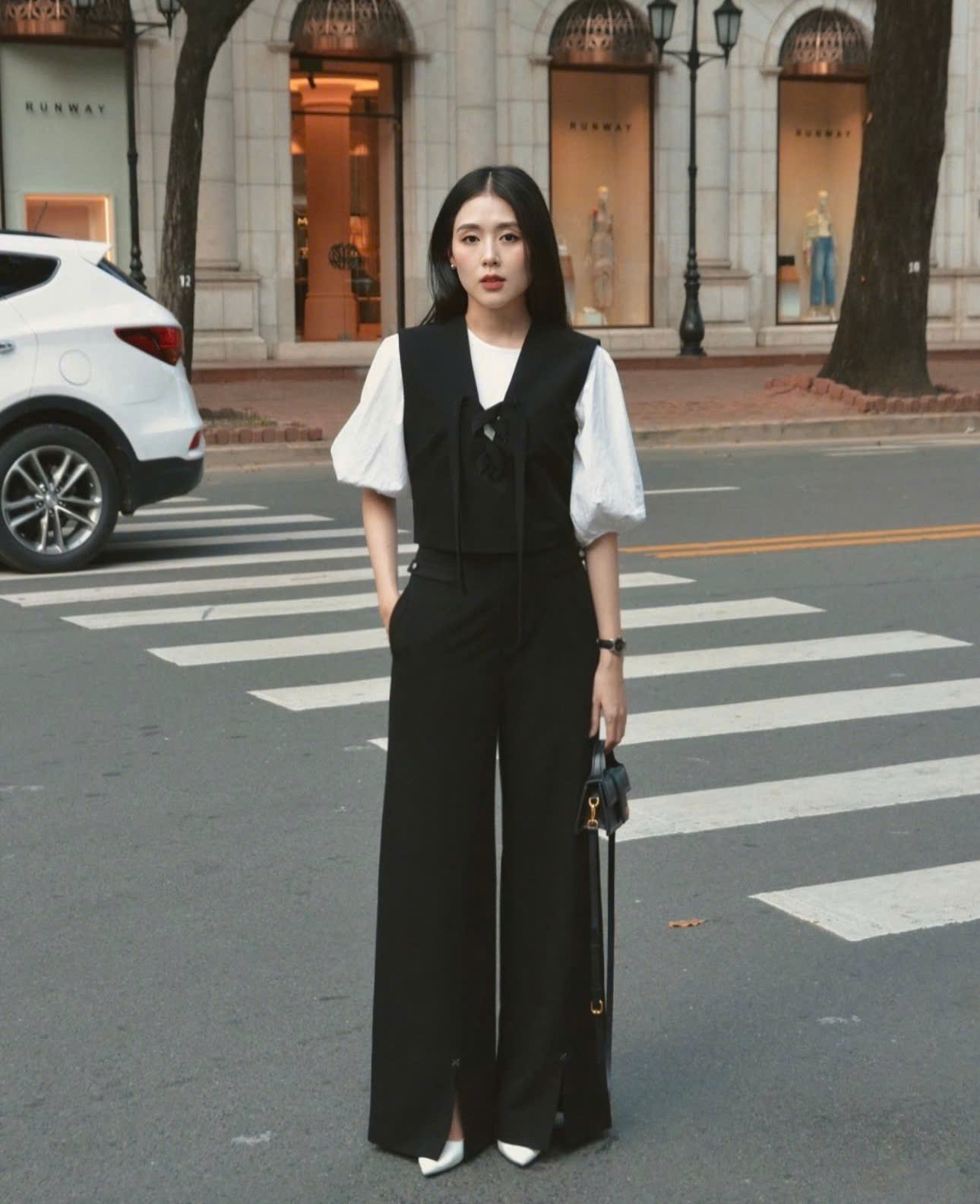 Turn simplicity into elegance with classic black and white tones - Photo 1. Hóa đơn giản thành sang trọng với gam màu đen trắng kinh điển- Ảnh 1.