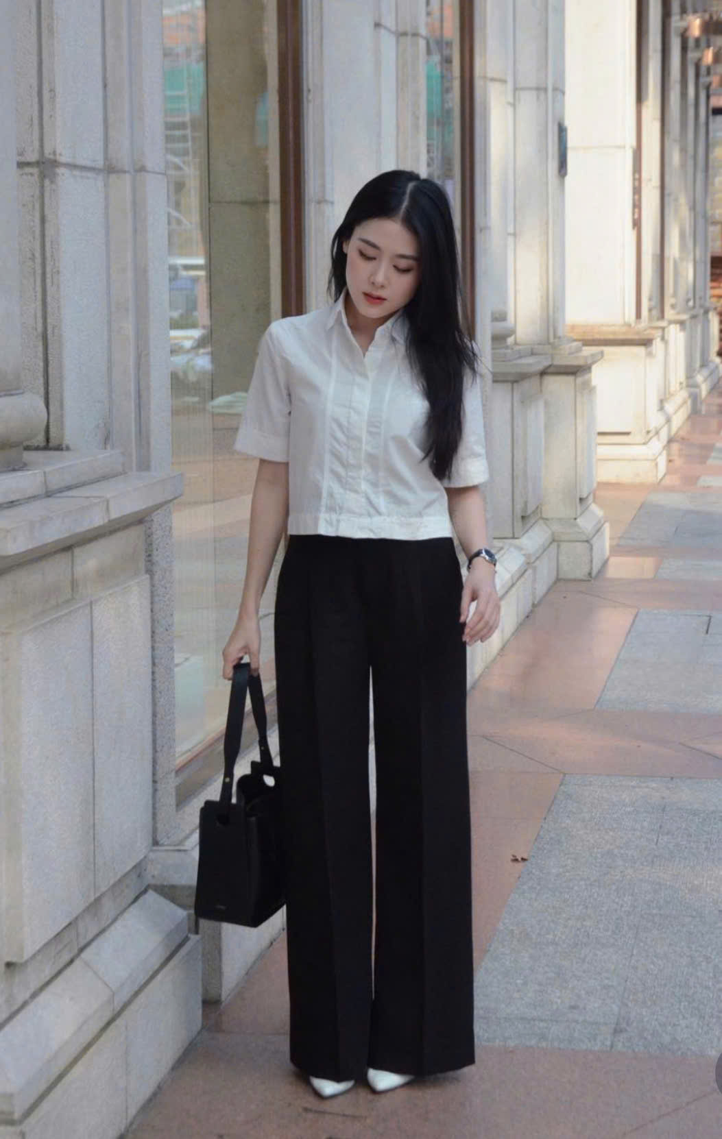 Turn simplicity into luxury with classic black and white tones - Photo 5. Hóa đơn giản thành sang trọng với gam màu đen trắng kinh điển- Ảnh 5.