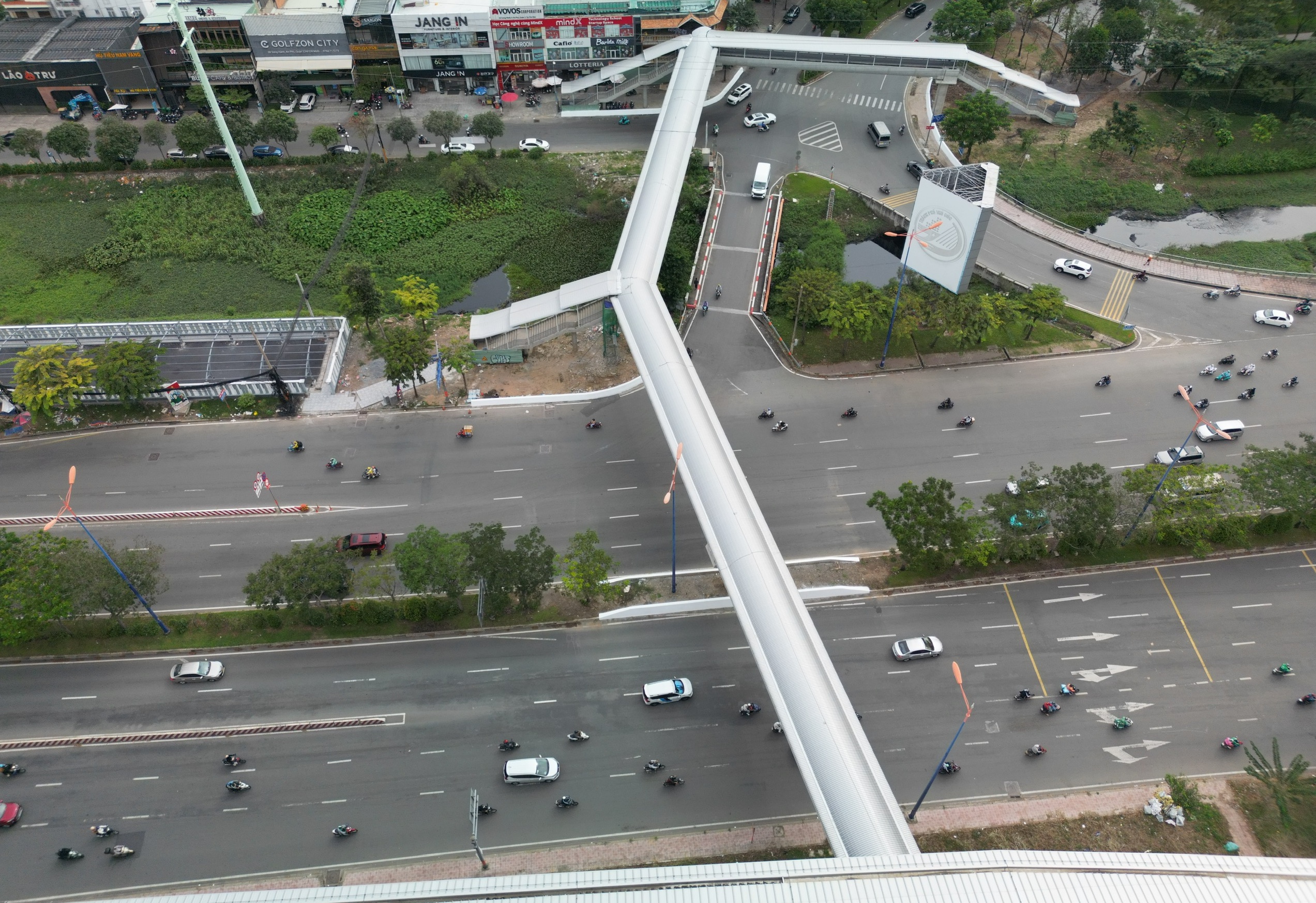 Ngắm các nhà ga metro Bến Thành - Suối Tiên có cầu vượt, giúp người dân dễ dàng đón tàu- Ảnh 2.