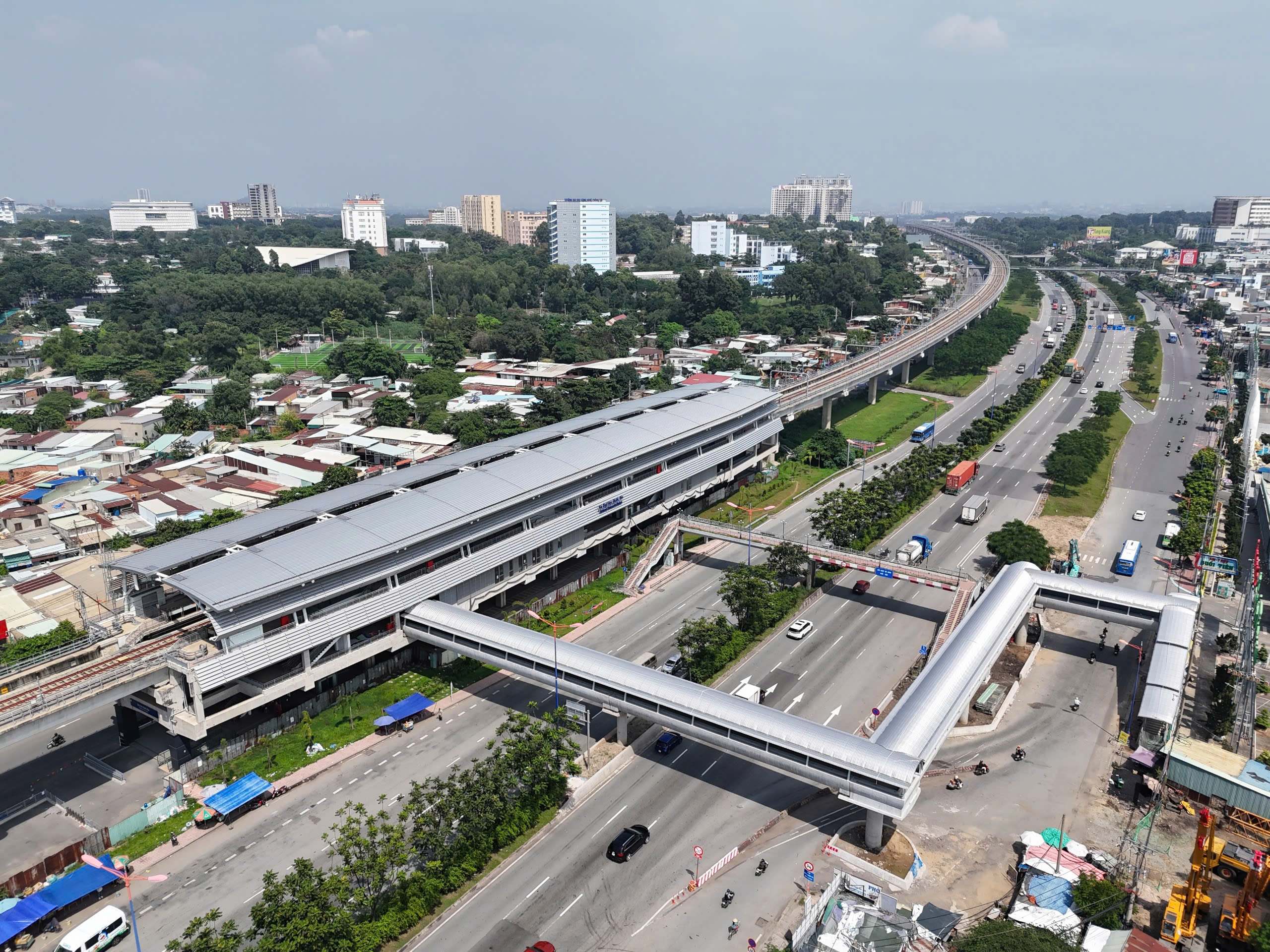 Ngắm các nhà ga metro Bến Thành - Suối Tiên có cầu vượt, giúp người dân dễ dàng đón tàu- Ảnh 9.