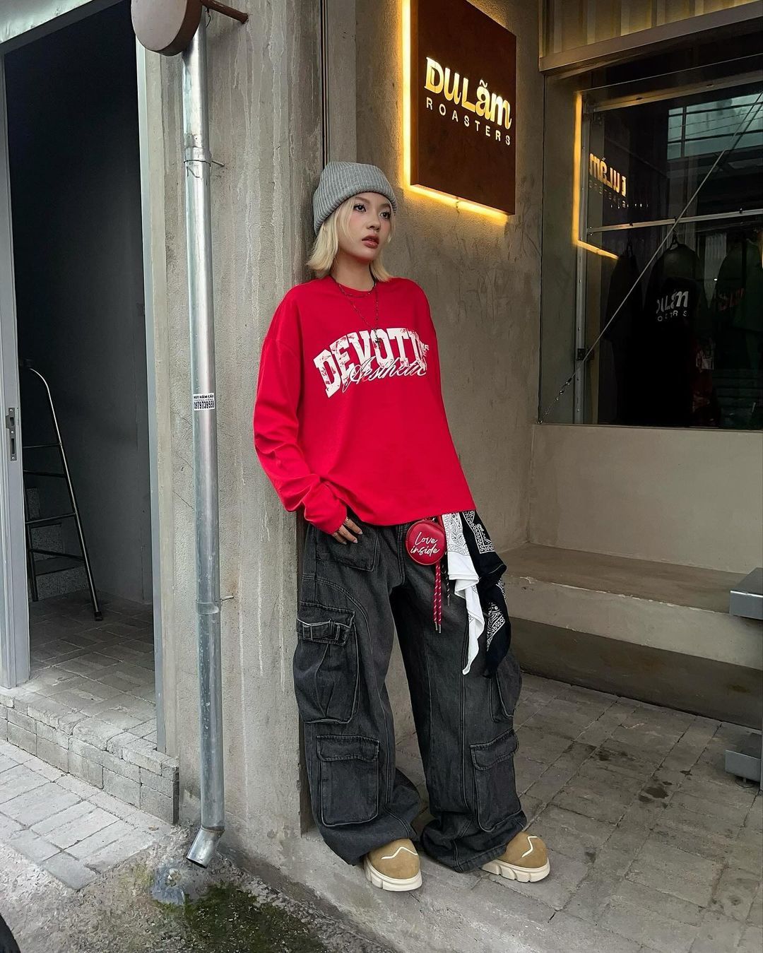 កុំខ្លាចខុសជាមួយខោខូវប៊យទាន់សម័យ - រូបថត ១. Không ngại khác biệt với quần jeans phá cách- Ảnh 1.