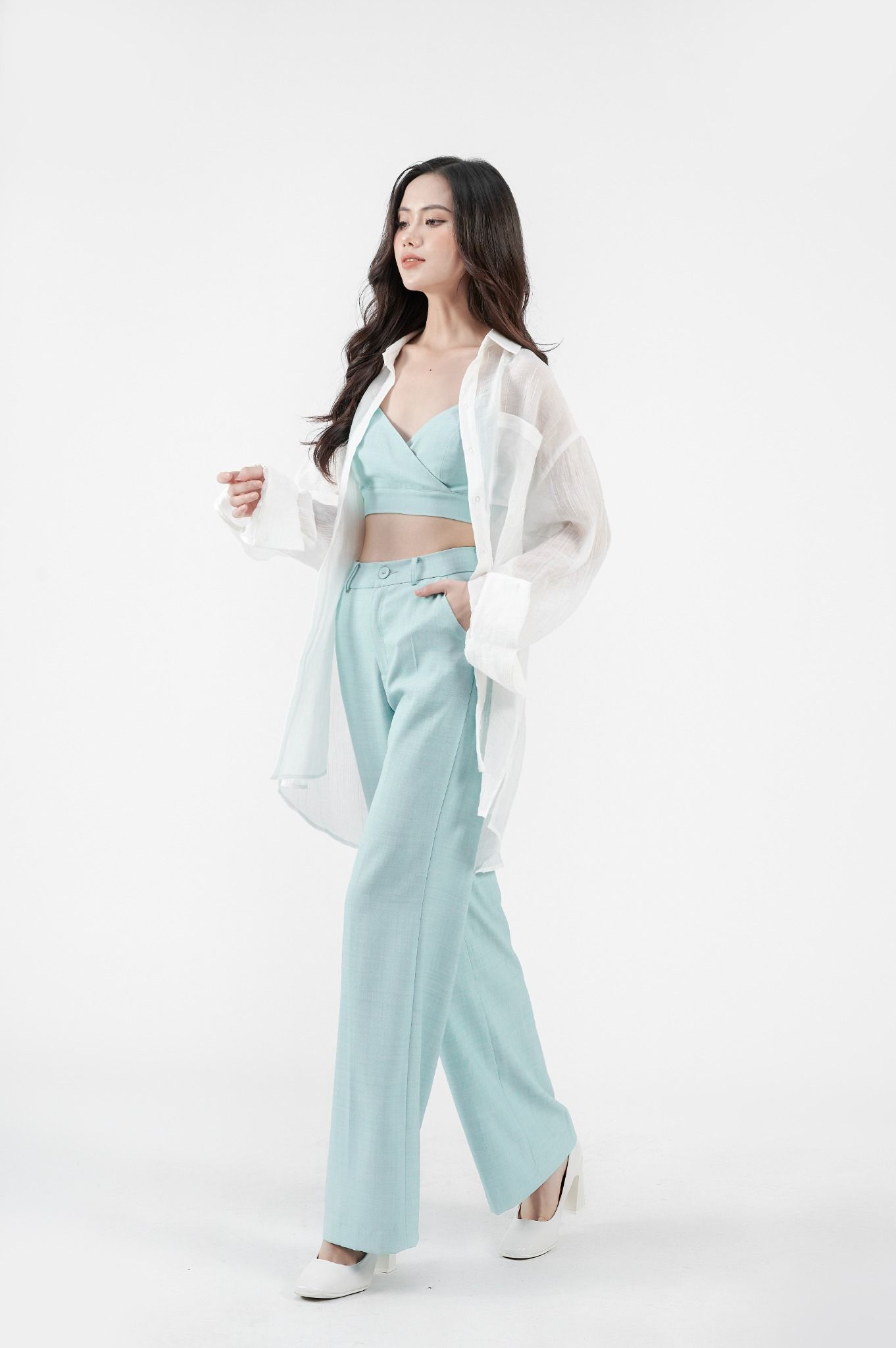 개성 넘치는 크롭탑으로 다양한 스타일을 정복하세요 - 사진 2. Chinh phục đa dạng phong cách với áo croptop cá tính- Ảnh 2.