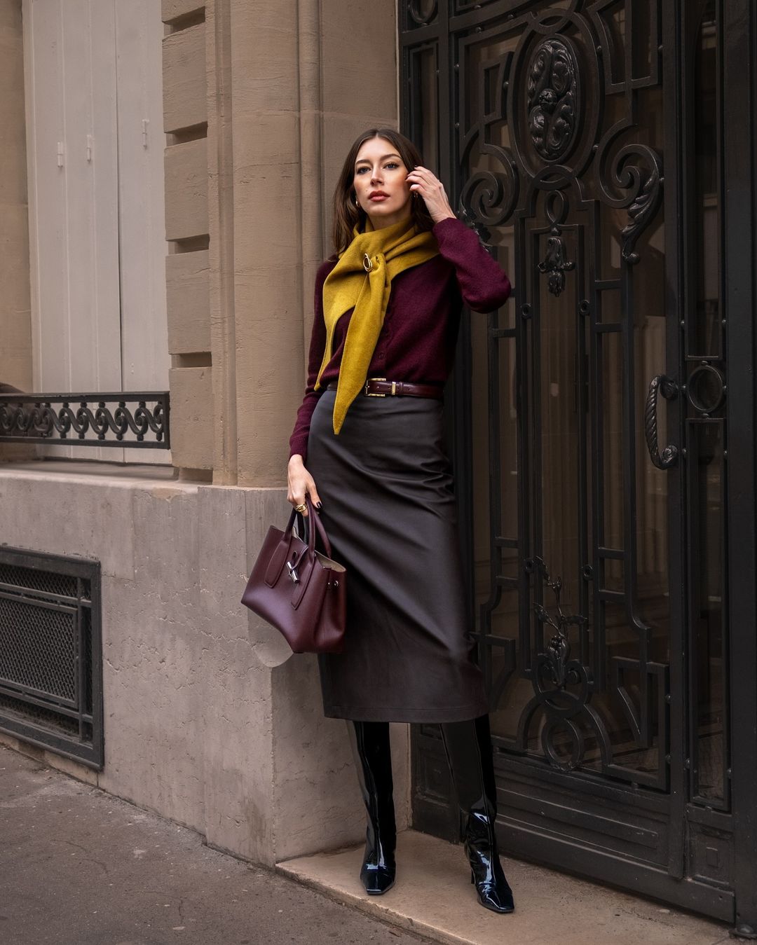 Den långa kjolmodellen som du inte kan sluta bära under den kalla årstiden - Bild 2. Kiểu chân váy dài mà bạn không thể ngừng mặc vào mùa lạnh- Ảnh 2.