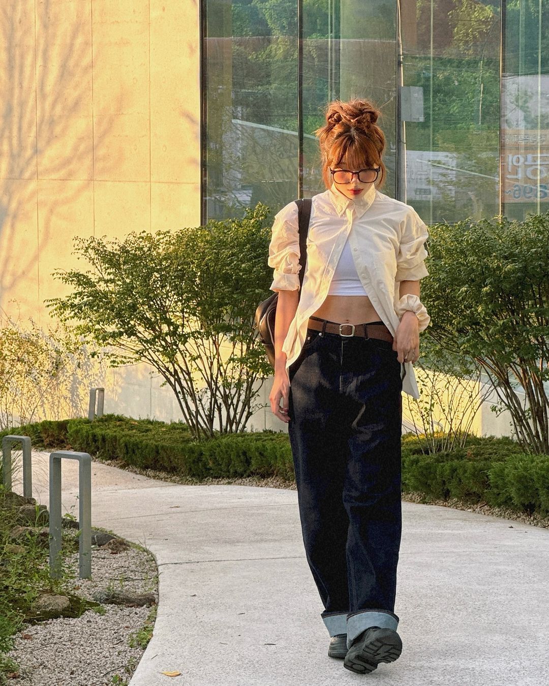 កុំខ្លាចខុសជាមួយខោខូវប៊យទាន់សម័យ - រូបថត ៤. Không ngại khác biệt với quần jeans phá cách- Ảnh 4.