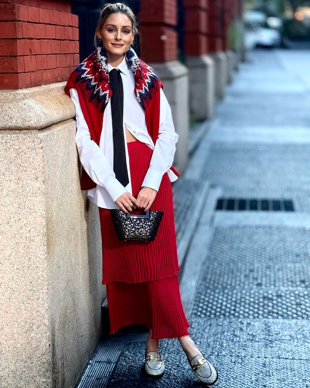 Den långa kjolmodellen som du inte kan sluta bära under den kalla årstiden - Bild 4. Kiểu chân váy dài mà bạn không thể ngừng mặc vào mùa lạnh- Ảnh 4.