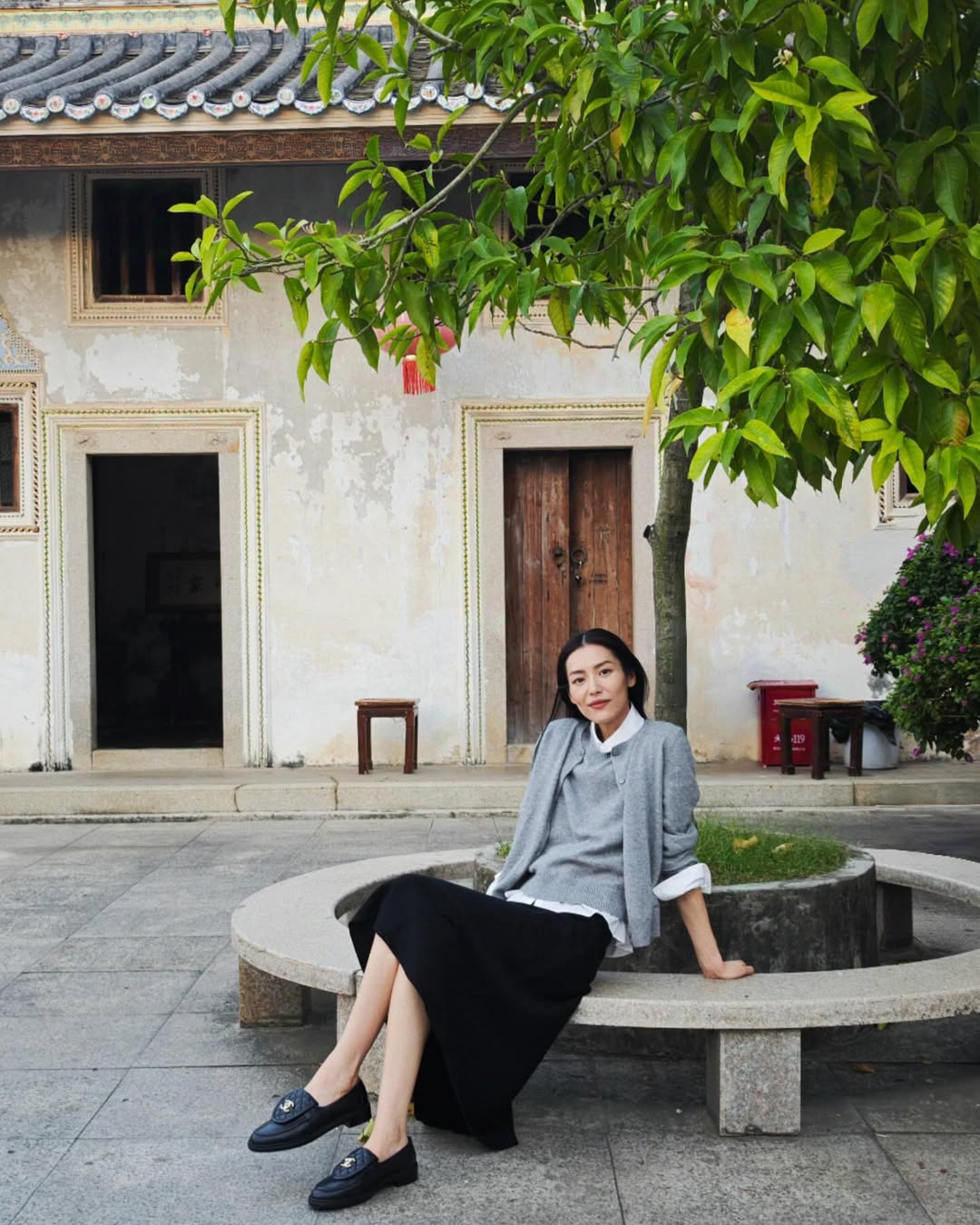 Den långa kjolmodellen som du inte kan sluta bära under den kalla årstiden - Bild 8. Kiểu chân váy dài mà bạn không thể ngừng mặc vào mùa lạnh- Ảnh 8.