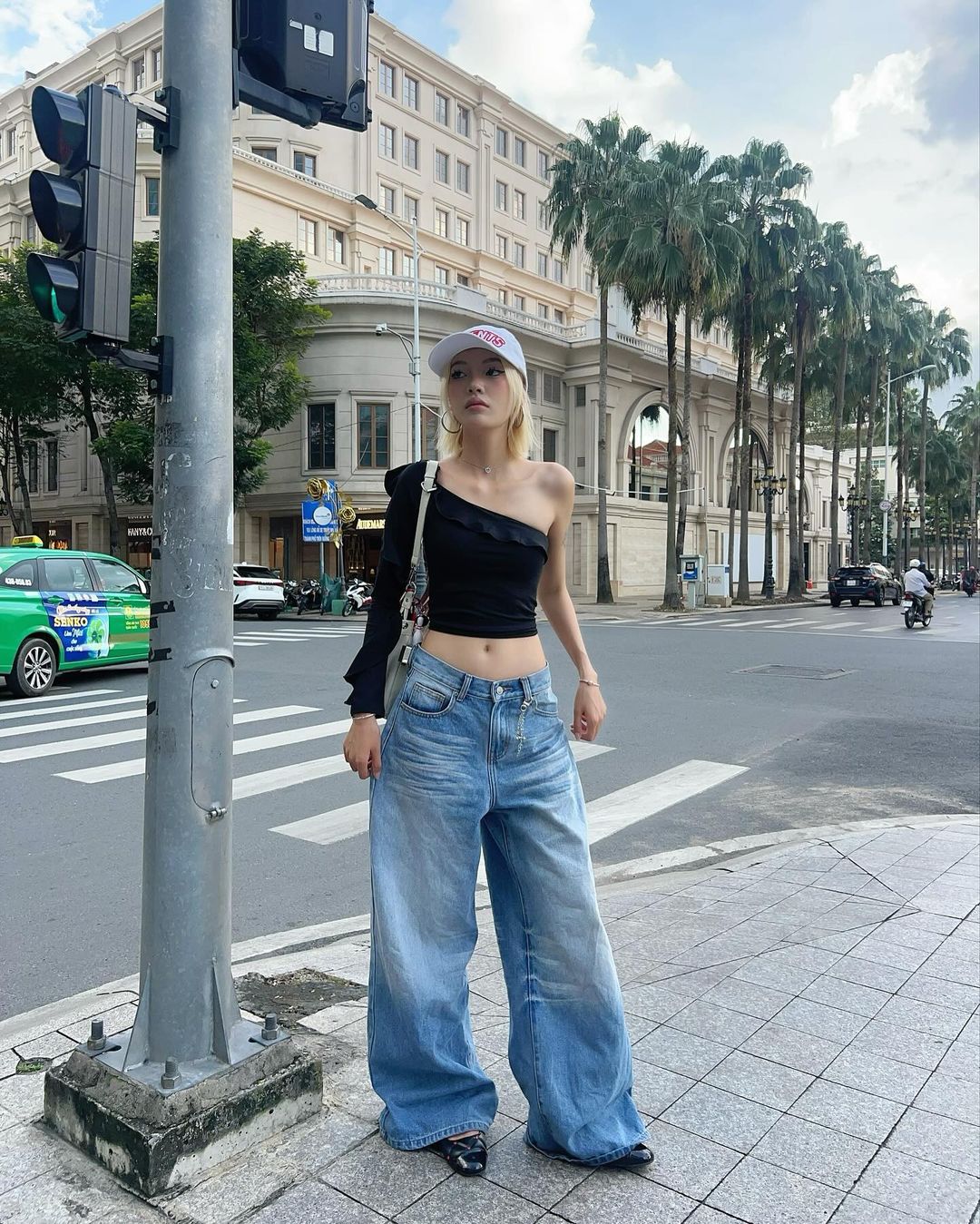 កុំខ្លាចខុសជាមួយខោខូវប៊យទាន់សម័យ - រូបថត ៨. Không ngại khác biệt với quần jeans phá cách- Ảnh 8.