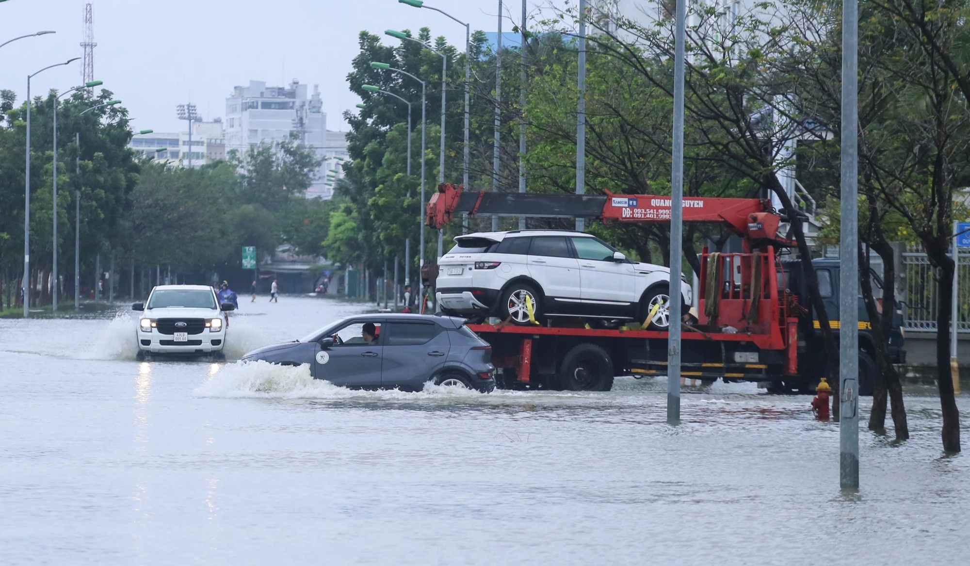 TP.Huế: Cố băng qua những đoạn ngập lụt, xe chết máy la liệt- Ảnh 9.