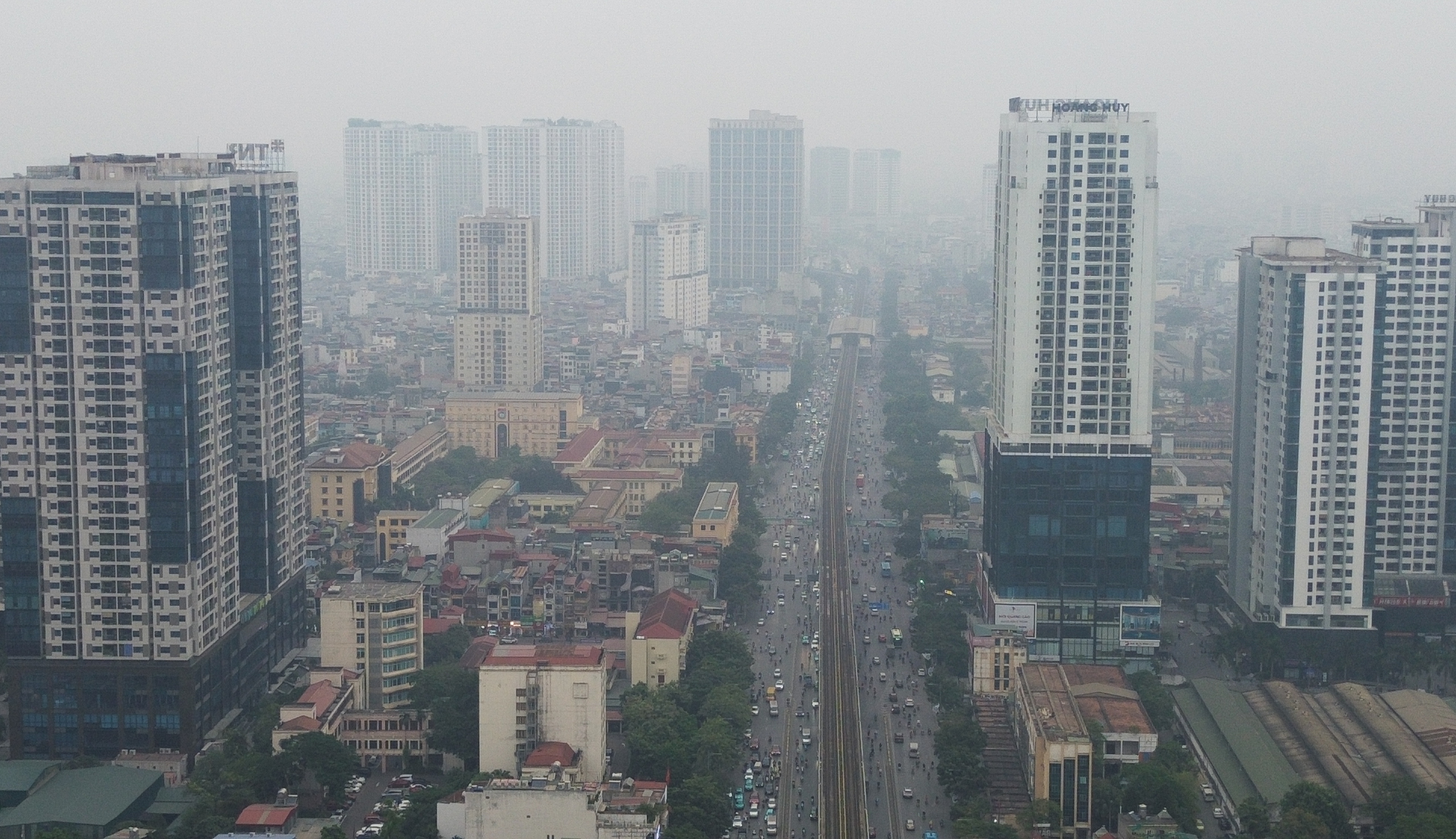 Sương mù, bụi mịn bao phủ Hà Nội: Nhiều tòa nhà 'biến mất'- Ảnh 2.