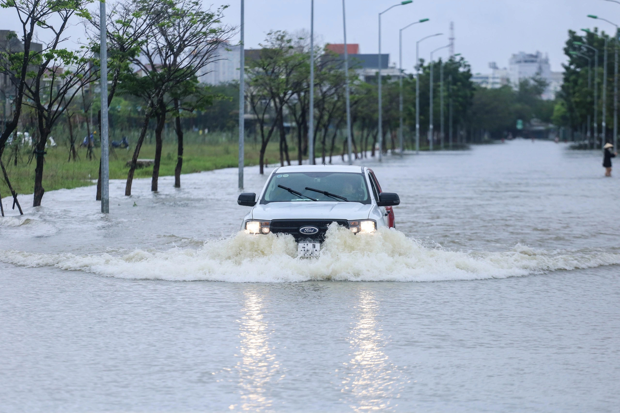 TP.Huế: Cố băng qua những đoạn ngập lụt, xe chết máy la liệt- Ảnh 1.