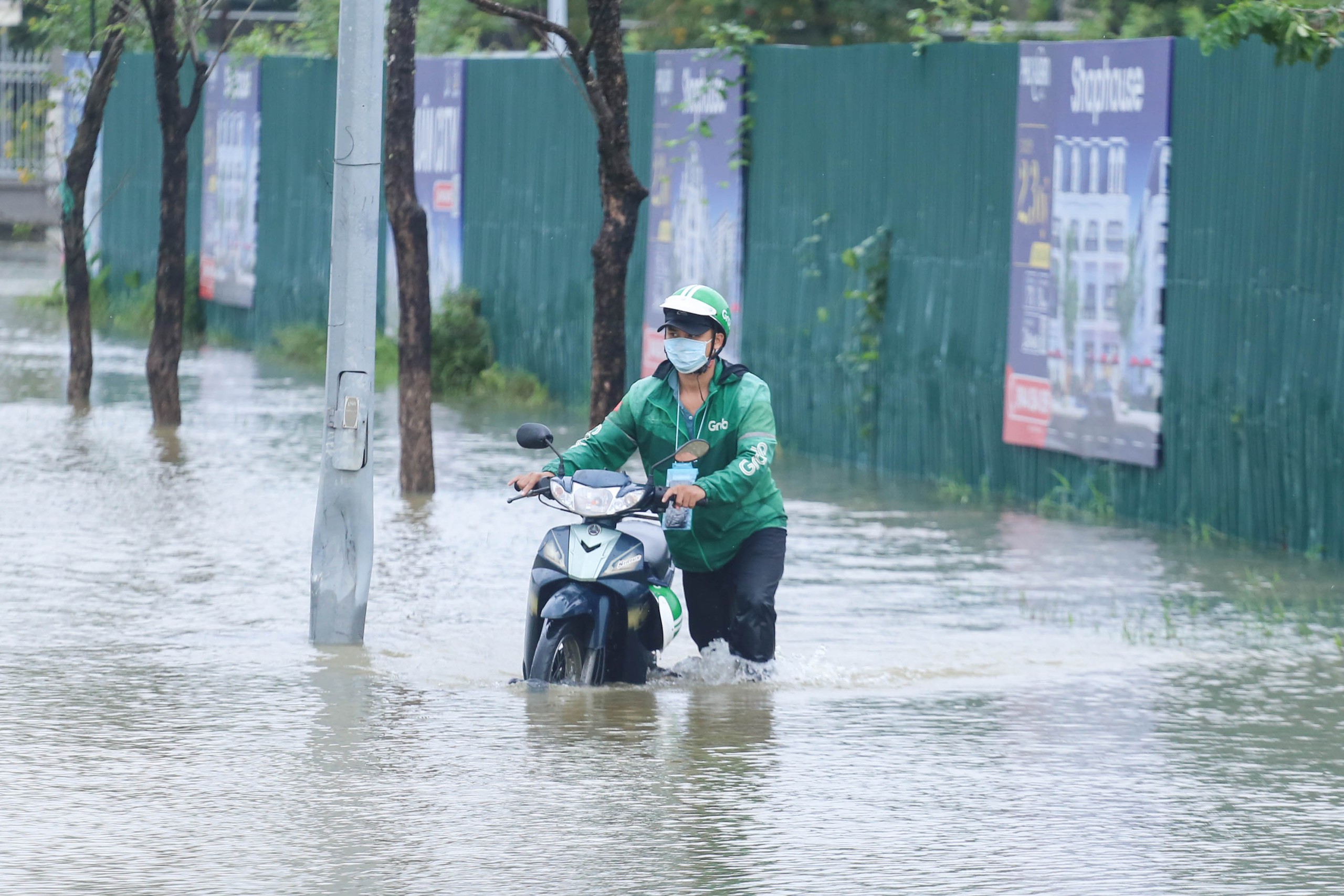 TP.Huế: Cố băng qua những đoạn ngập lụt, xe chết máy la liệt- Ảnh 8.