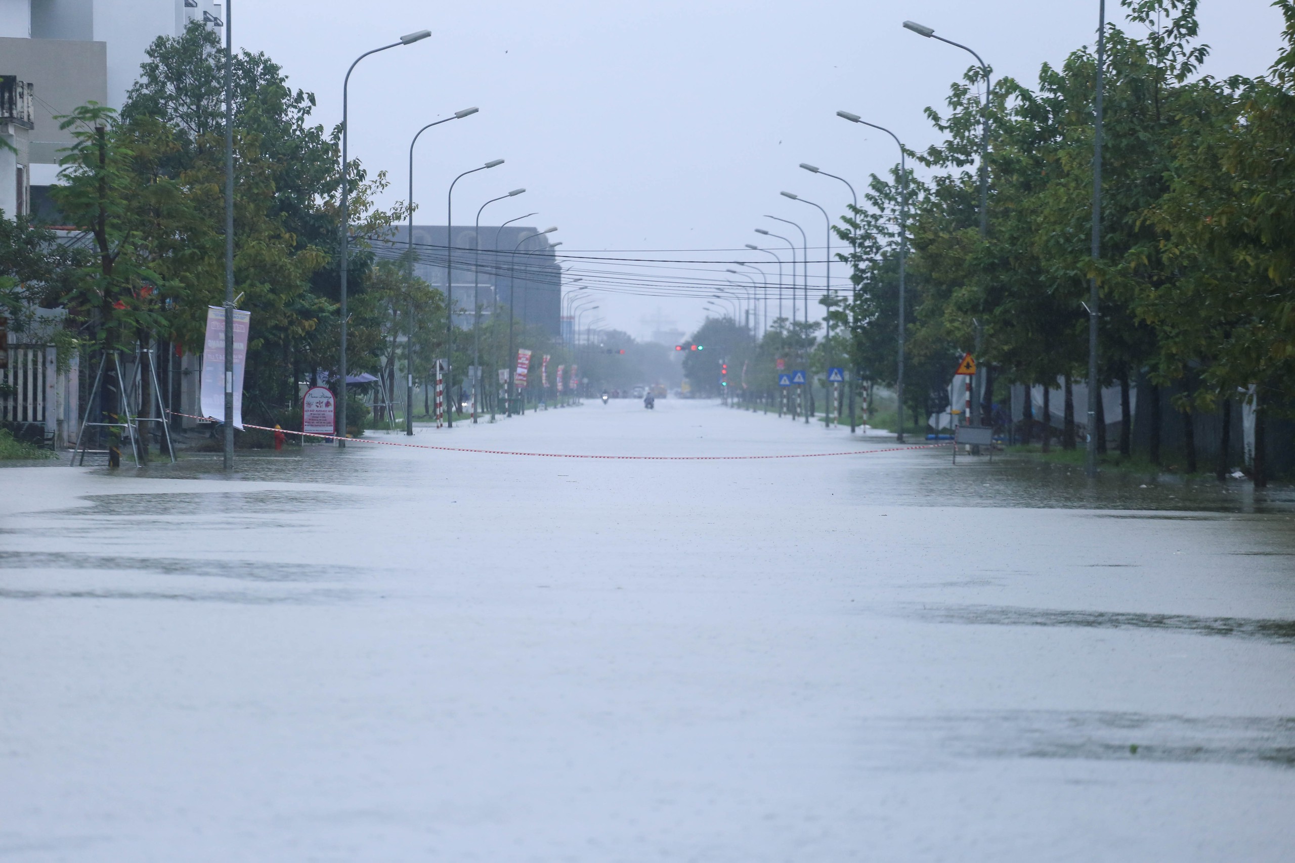 TP.Huế: Cố băng qua những đoạn ngập lụt, xe chết máy la liệt- Ảnh 7.