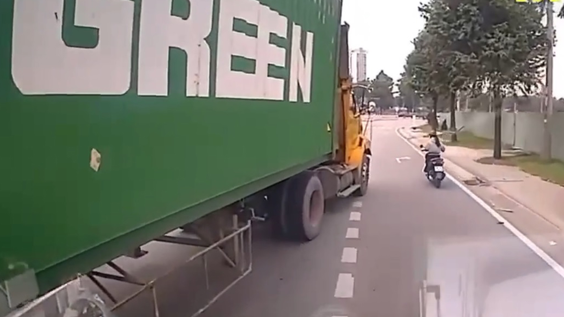 Xử phạt tài xế lái xe container đánh võng, chèn ép ô tô khác trên đường