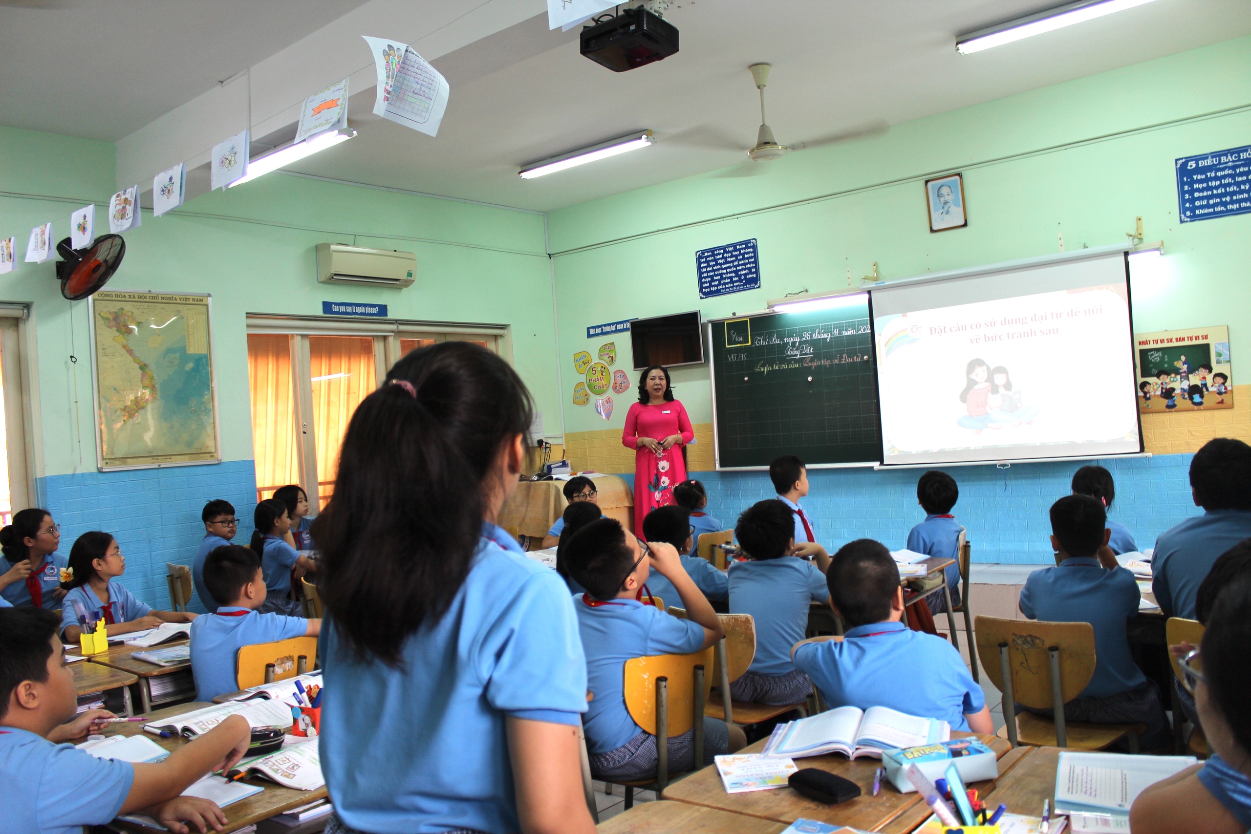 Học sinh nhập vai cô bảo mẫu để biết yêu lao động- Ảnh 12.