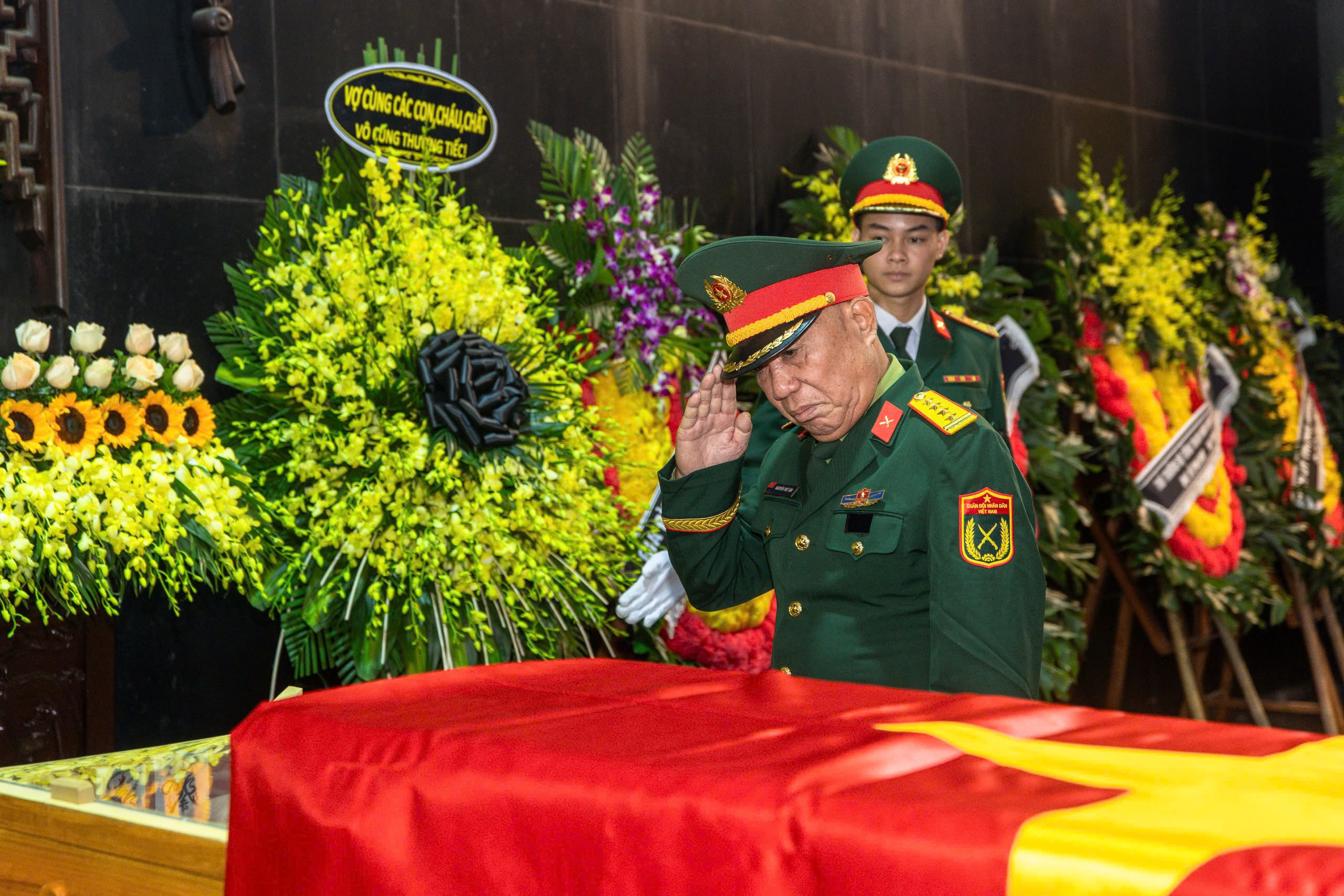 Tình đồng đội, nghĩa đồng bào trong lễ tang trung tướng - anh hùng Khuất Duy Tiến- Ảnh 12.