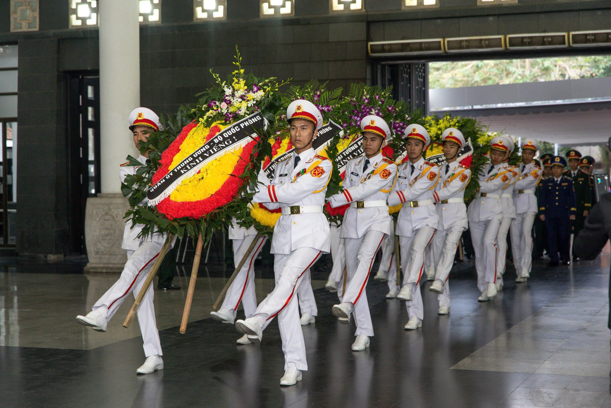 Tình đồng đội, nghĩa đồng bào trong lễ tang trung tướng - anh hùng Khuất Duy Tiến- Ảnh 5.