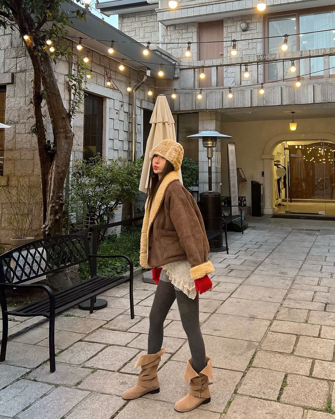 শীতকালে আঁটসাঁট পোশাক পরে আপনার পা উষ্ণ রাখুন - ছবি ৪। Giữ ấm đôi chân ngày đông với quần tất- Ảnh 4.