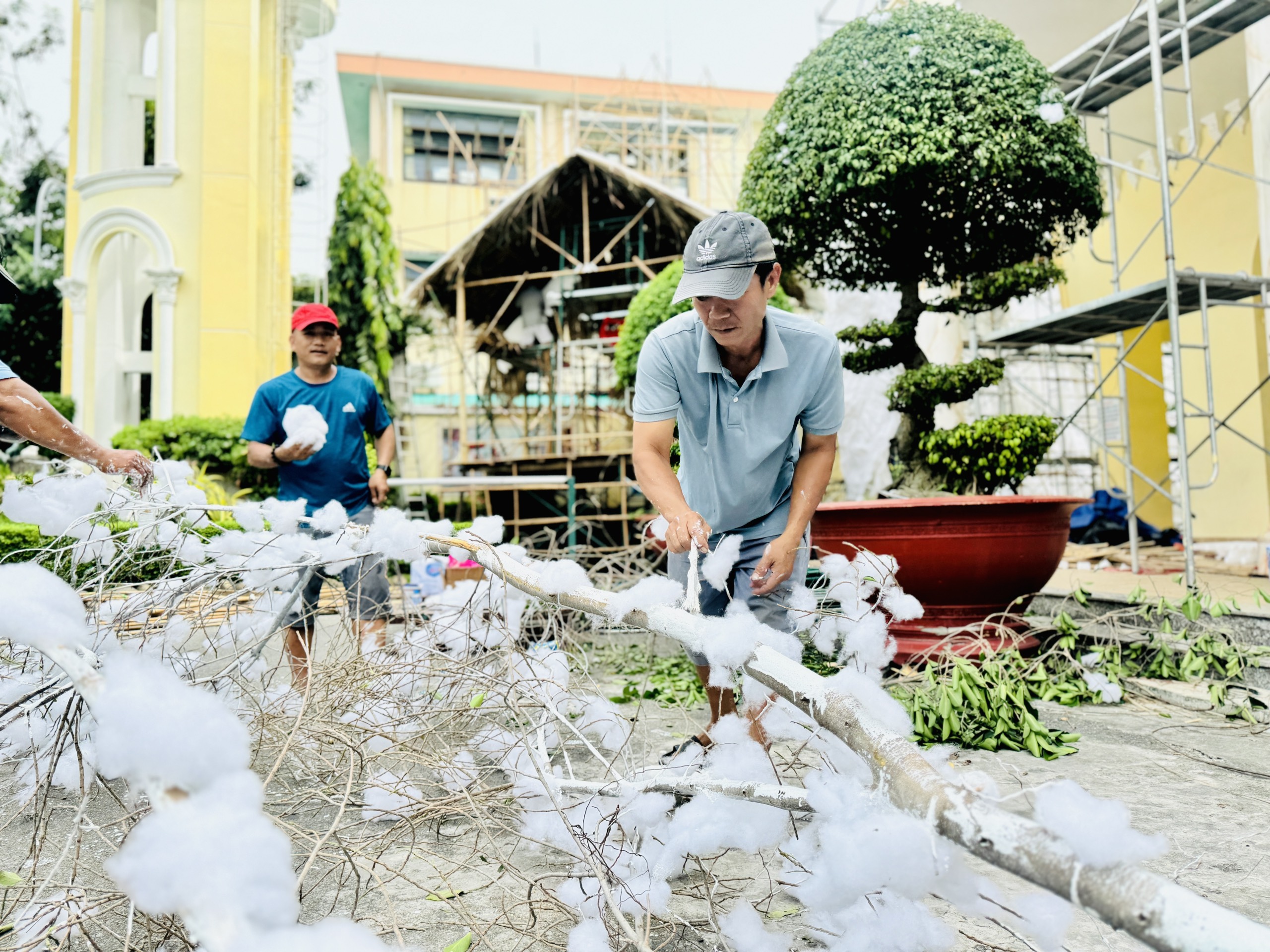 Noel 2024: Người dân xóm đạo lớn nhất TP.HCM chung tay trang trí mừng lễ Giáng sinh- Ảnh 2.